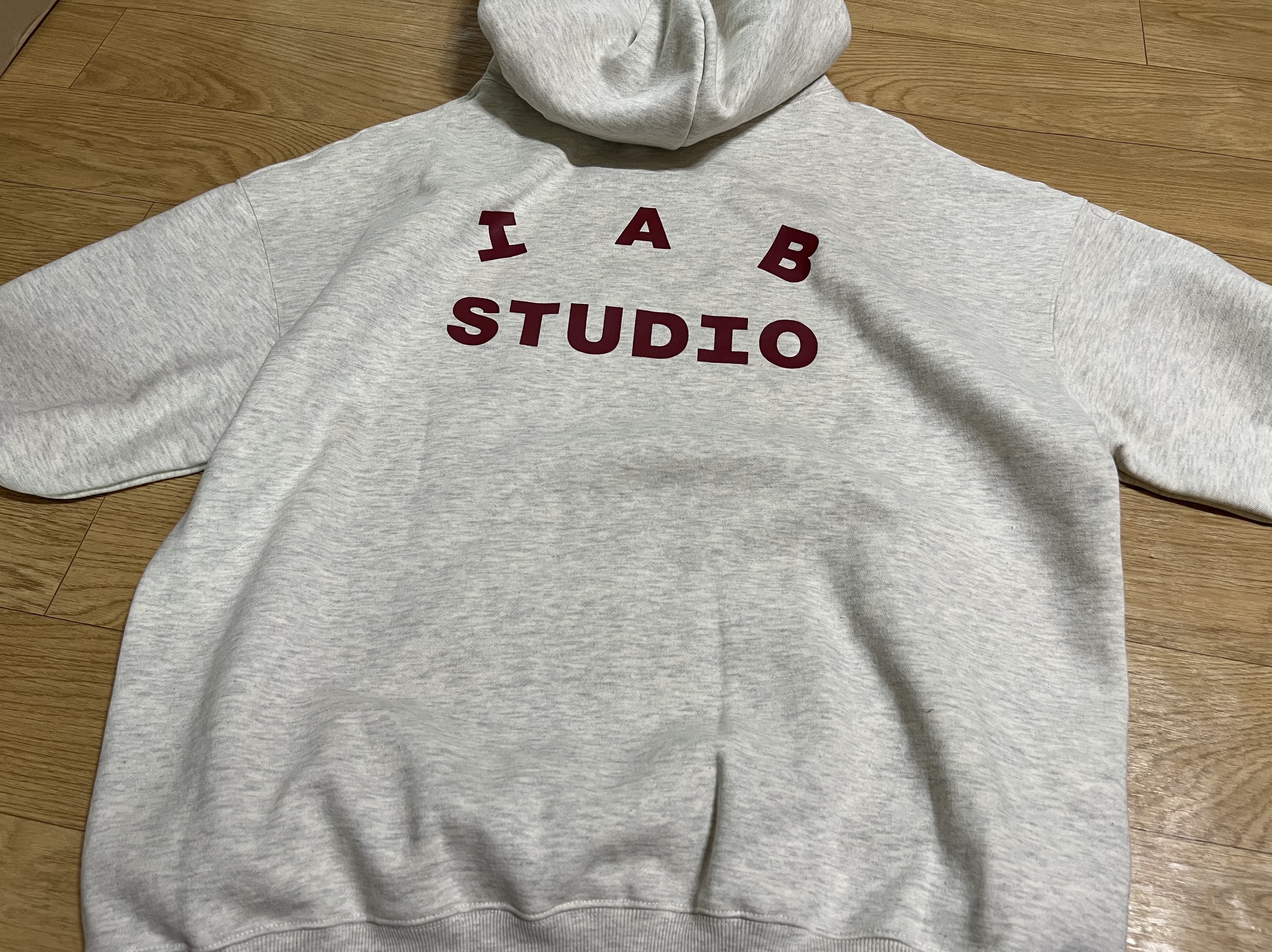 IAB Studio Hoodie Oatmeal Burgundy 착용 스타일 - 1