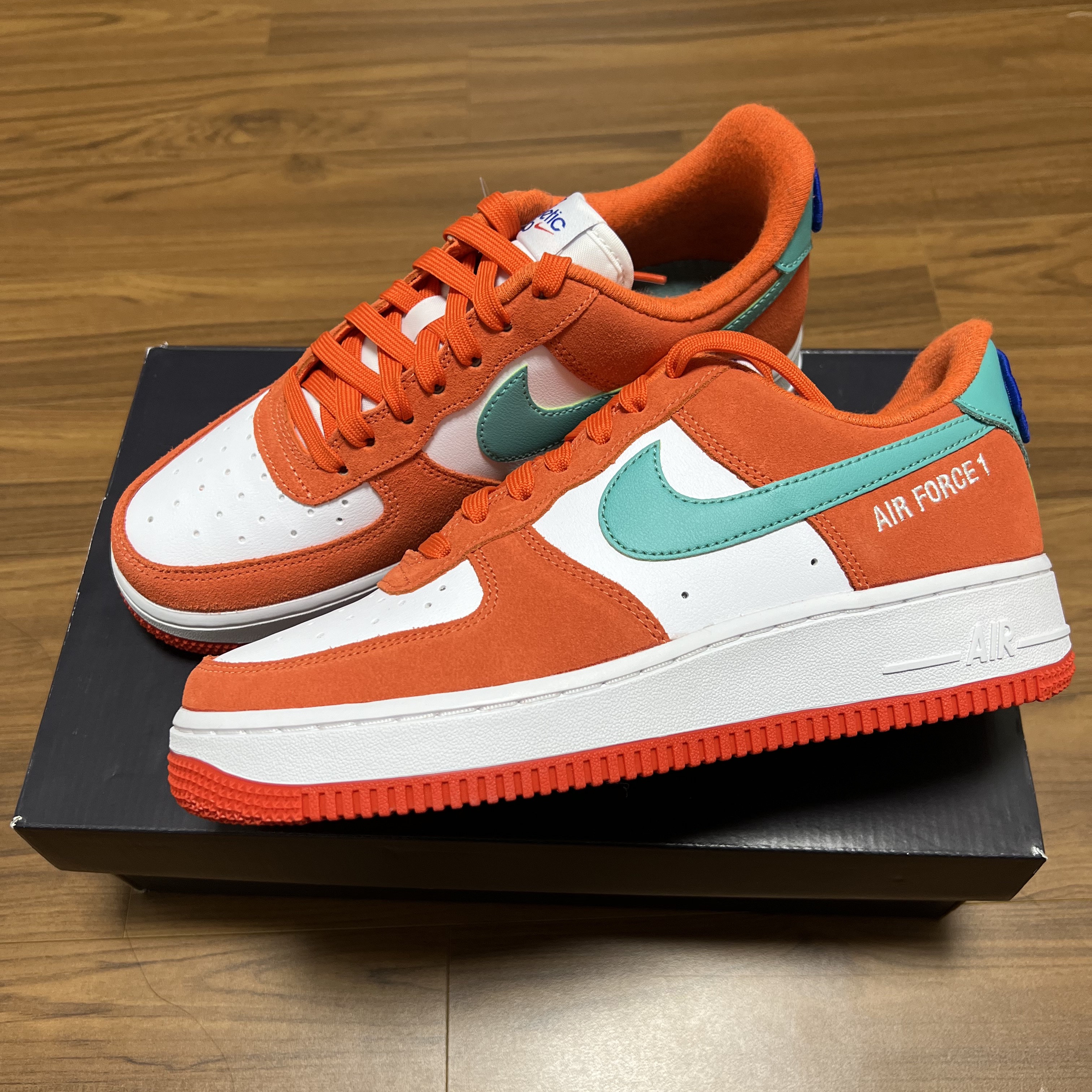 Nike Air Force 1 '07 LV8 Athletic Club Rush Orange Washed Teal 착용 스타일 - 2