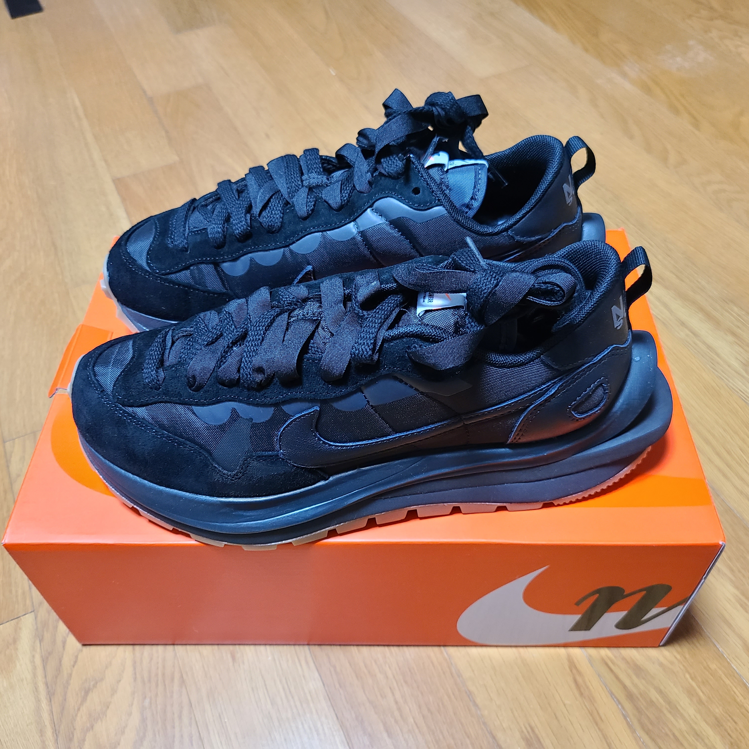 Nike x Sacai VaporWaffle Black and Gum 착용 스타일
