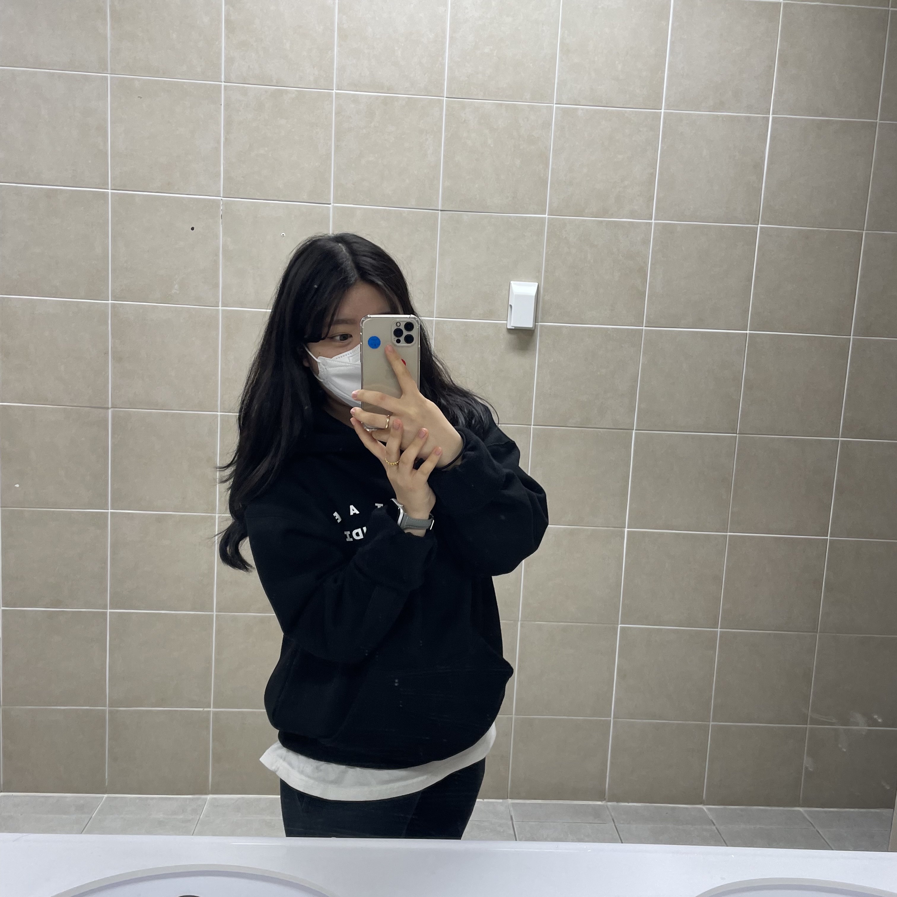 IAB Studio Hoodie Black White 착용 스타일 - 1