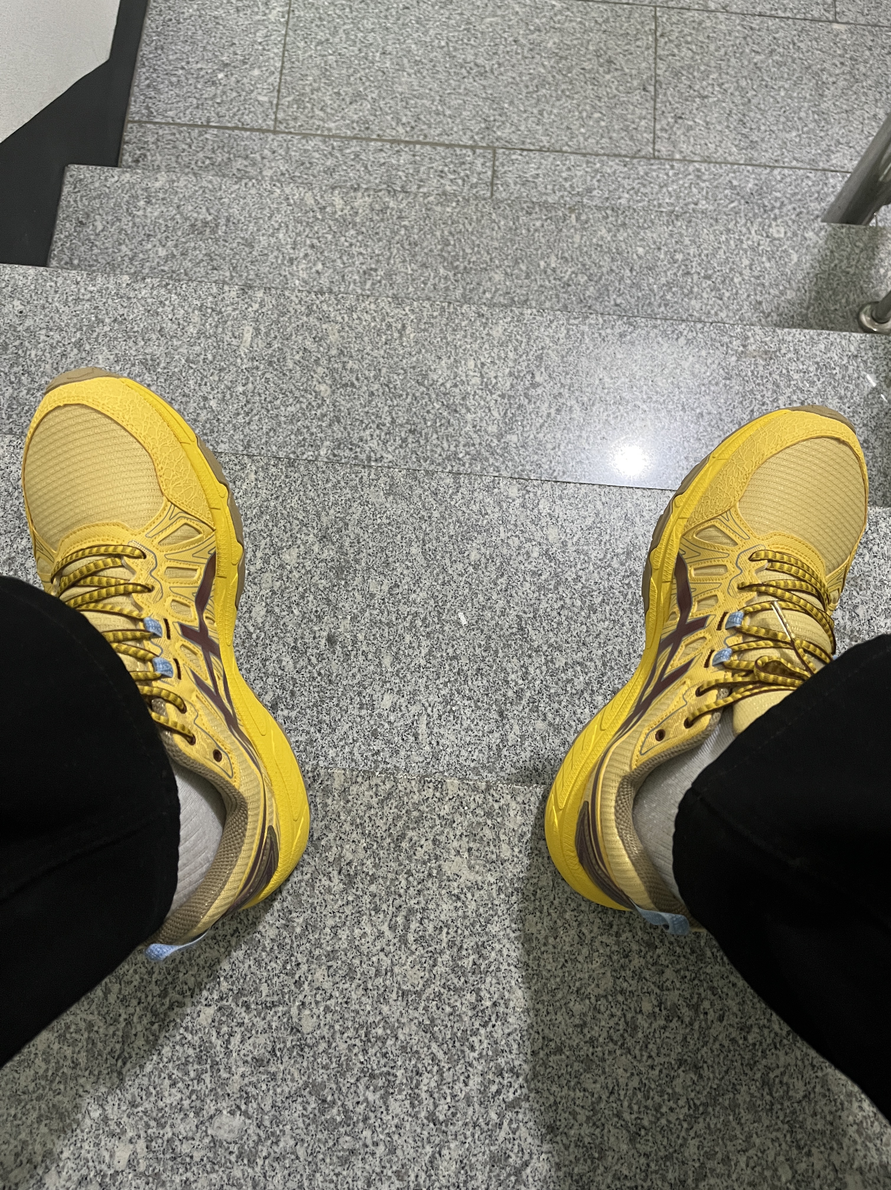 Asics HN1-S Gel-Venture 7 Yellow Ox Brown 착용 스타일 - 1