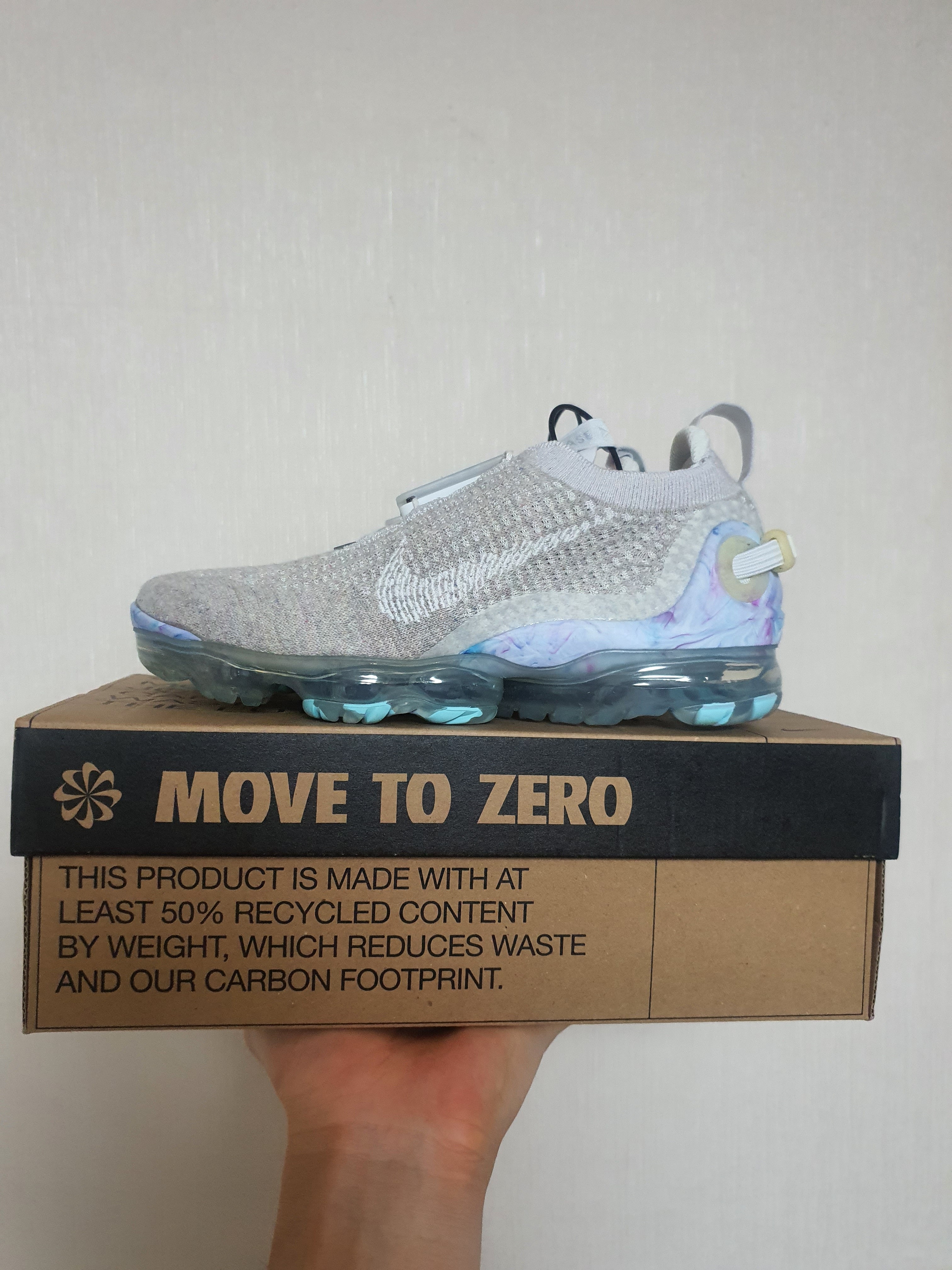 (W) Nike Air VaporMax 2020 Flyknit Summit White 착용 스타일 - 1