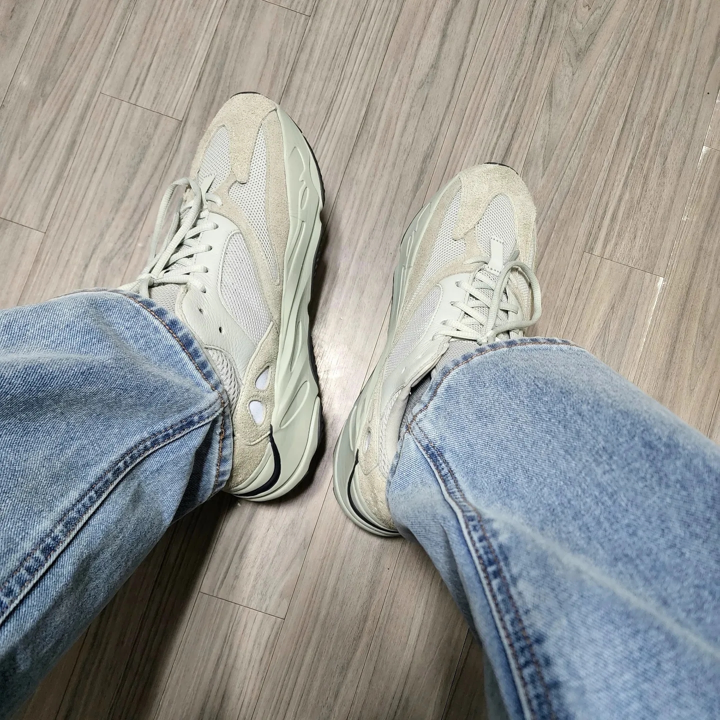Adidas Yeezy Boost 700 Salt 착용 스타일 - 1