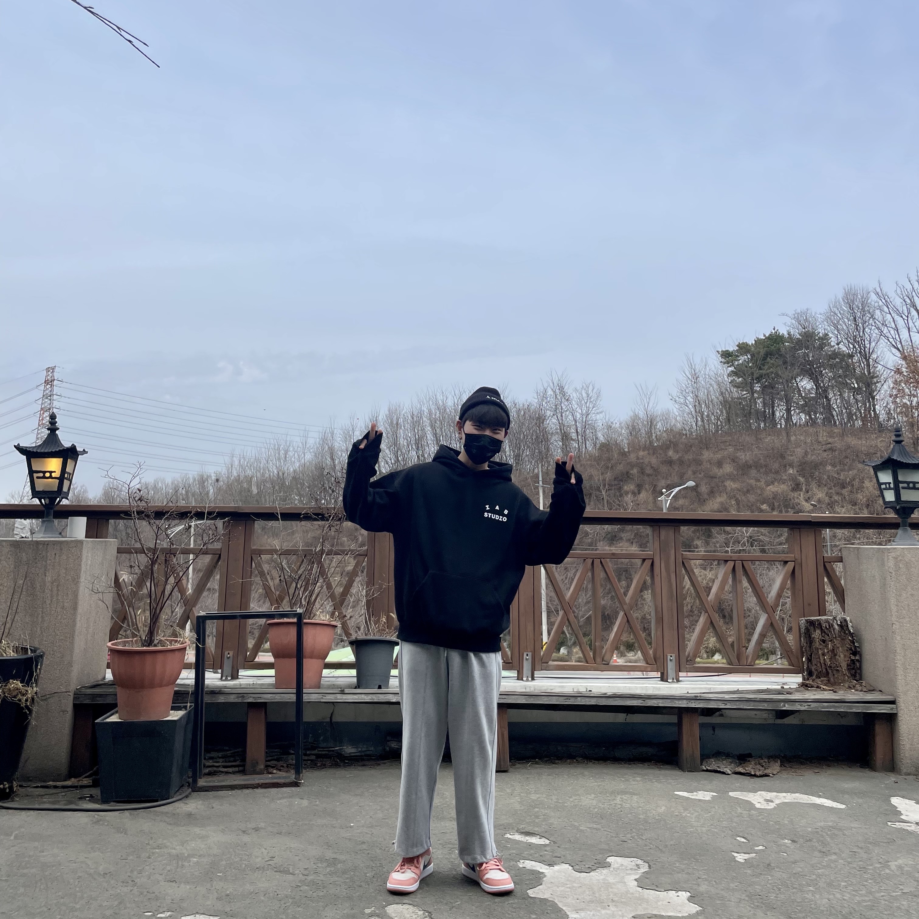IAB Studio Hoodie Black White, (W) Jordan 1 Low Light Madder Root 착용 스타일 - 1