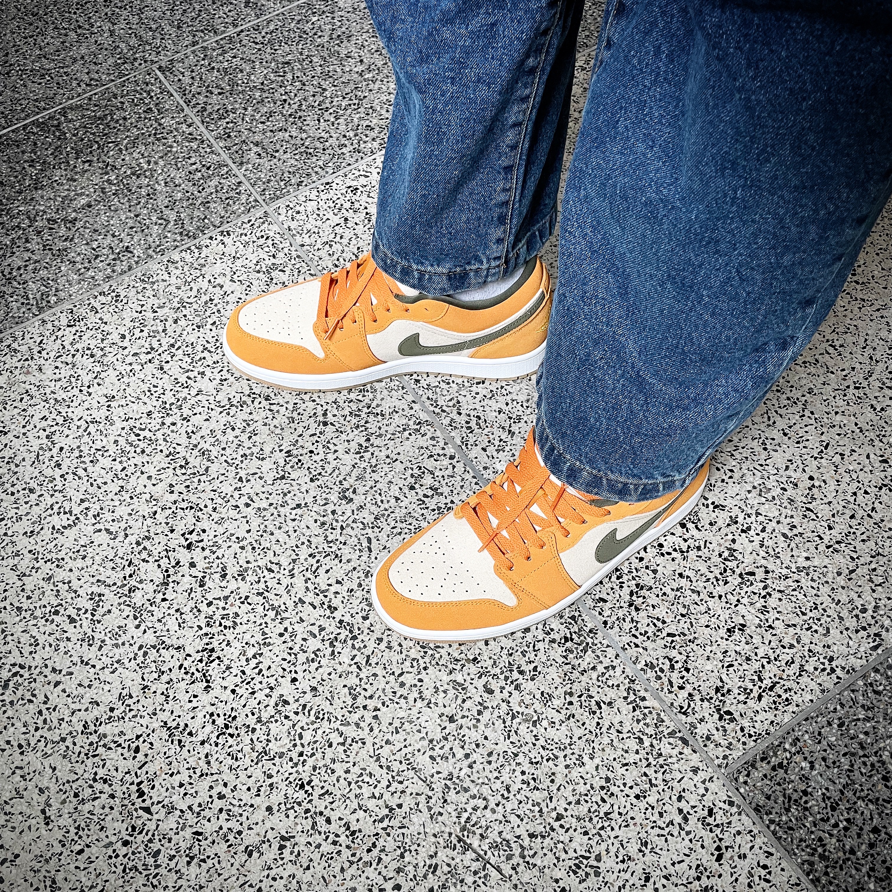 Jordan 1 Low SE Light Curry 착용 스타일 - 2