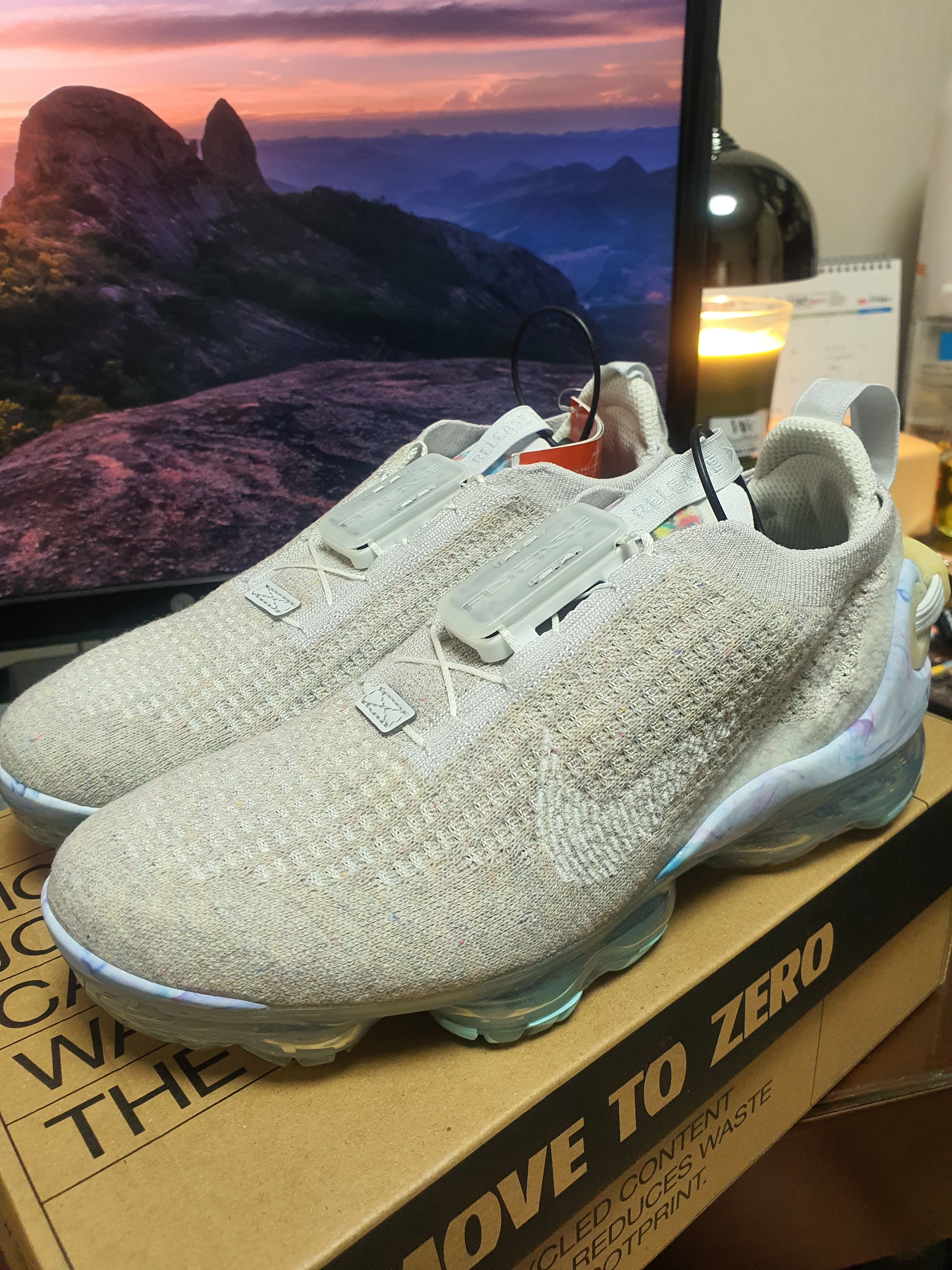 (W) Nike Air VaporMax 2020 Flyknit Summit White 착용 스타일 - 4