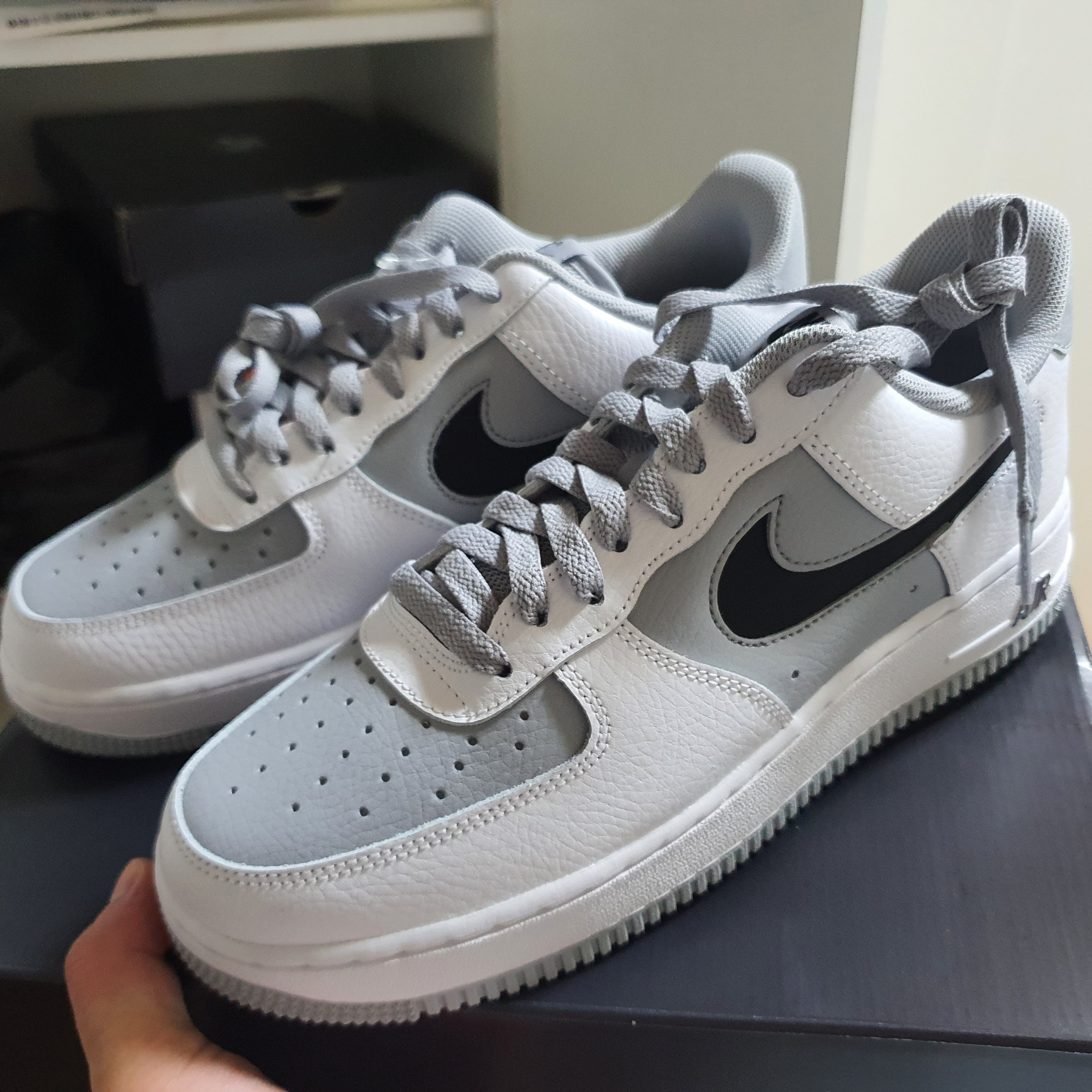 Nike Air Force 1 '07 Cut Out Swoosh Cool Grey 착용 스타일 - 1
