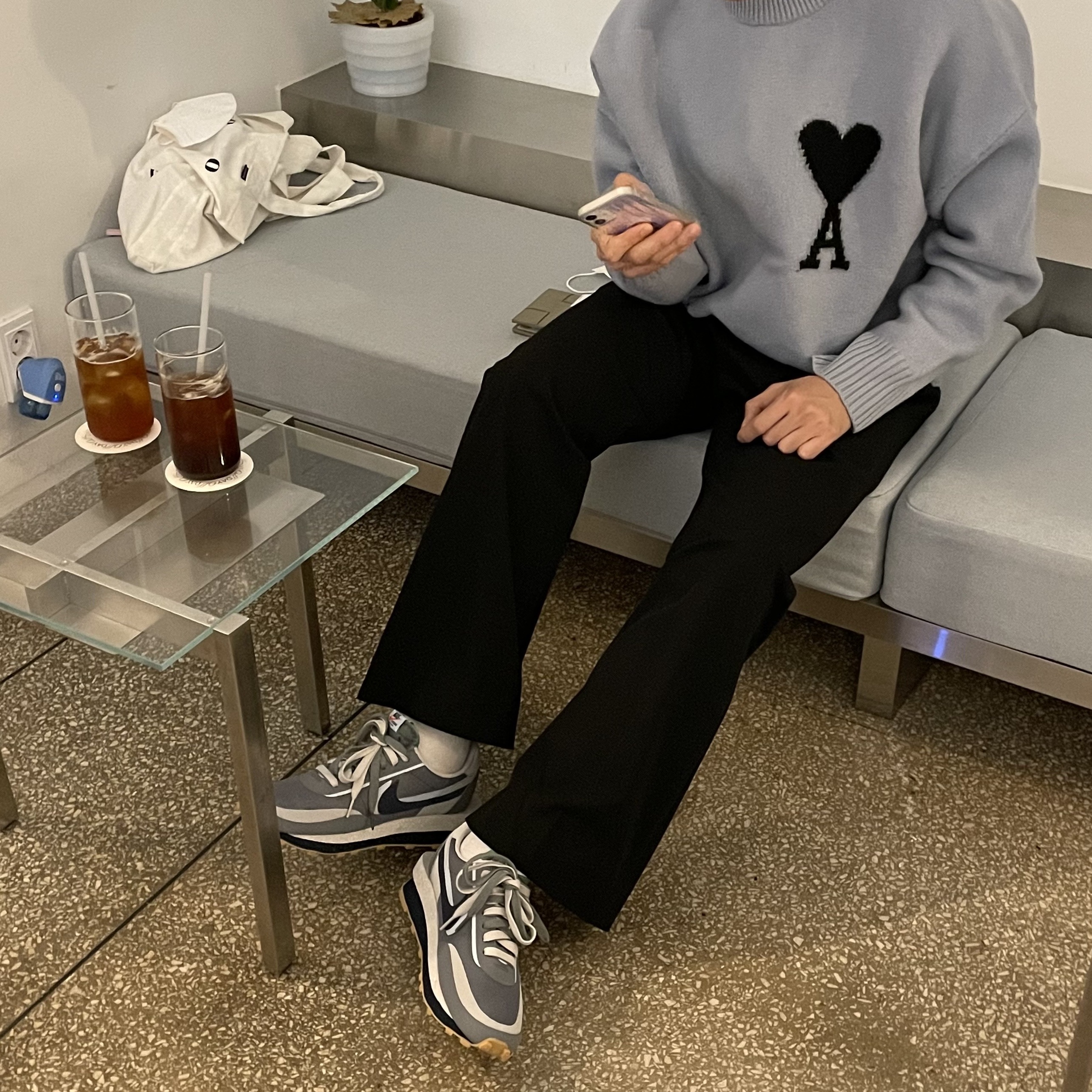 AMI de Coeur Oversize Intarsia Sweater Steel Blue, Nike x Sacai x Clot LDWaffle Cool Grey 착용 스타일