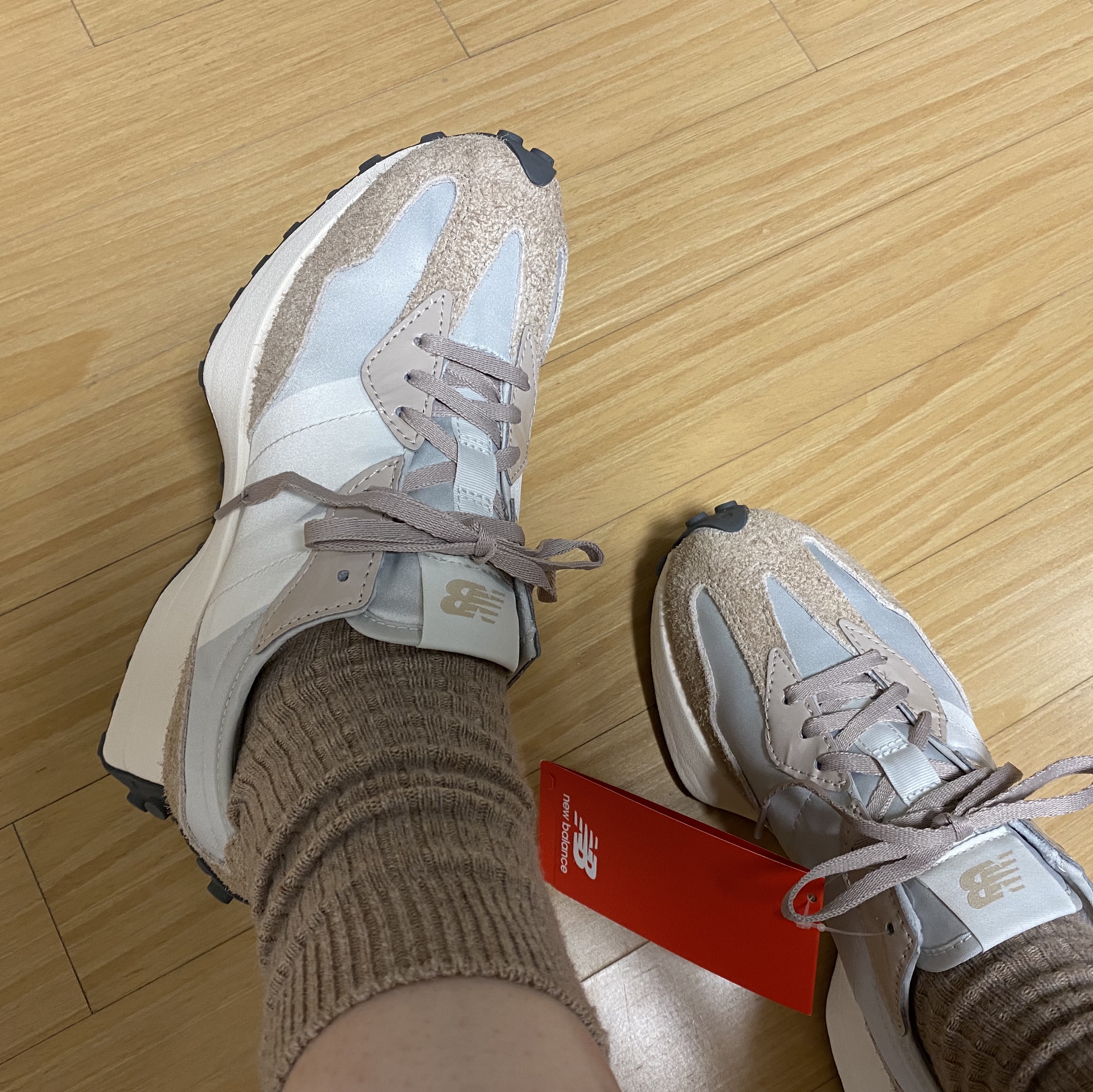 (W) New Balance 327 Grey Beige 착용 스타일 - 2