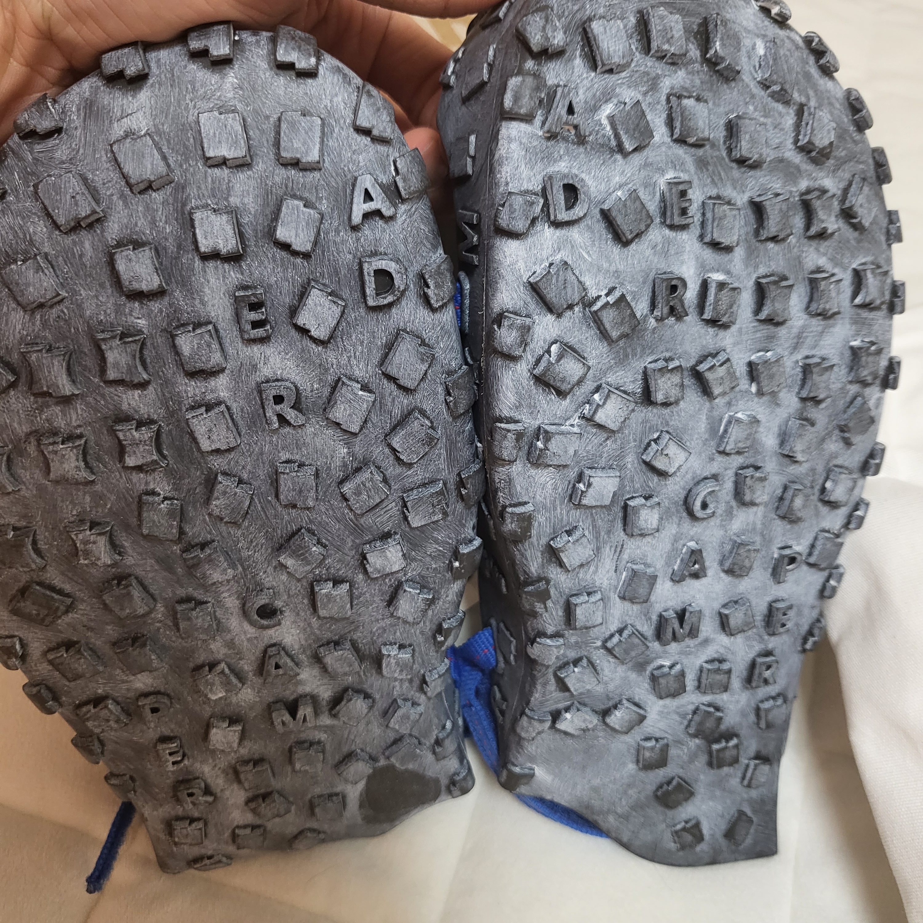 (W) Camper x Ader Error Proto-T33-W Dark Grey Shoe Cover 착용 스타일 - 3