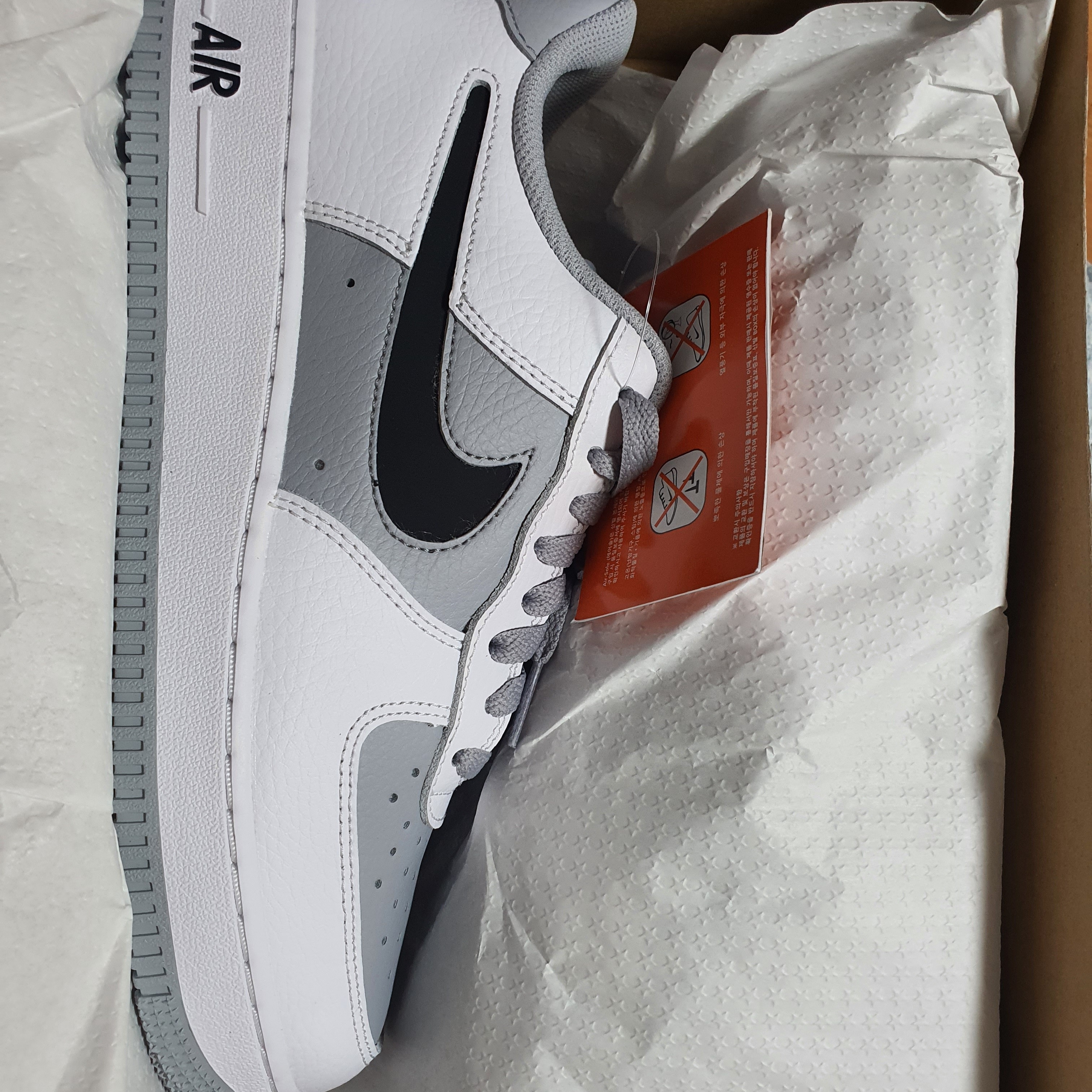 Nike Air Force 1 '07 Cut Out Swoosh Cool Grey 착용 스타일 - 2