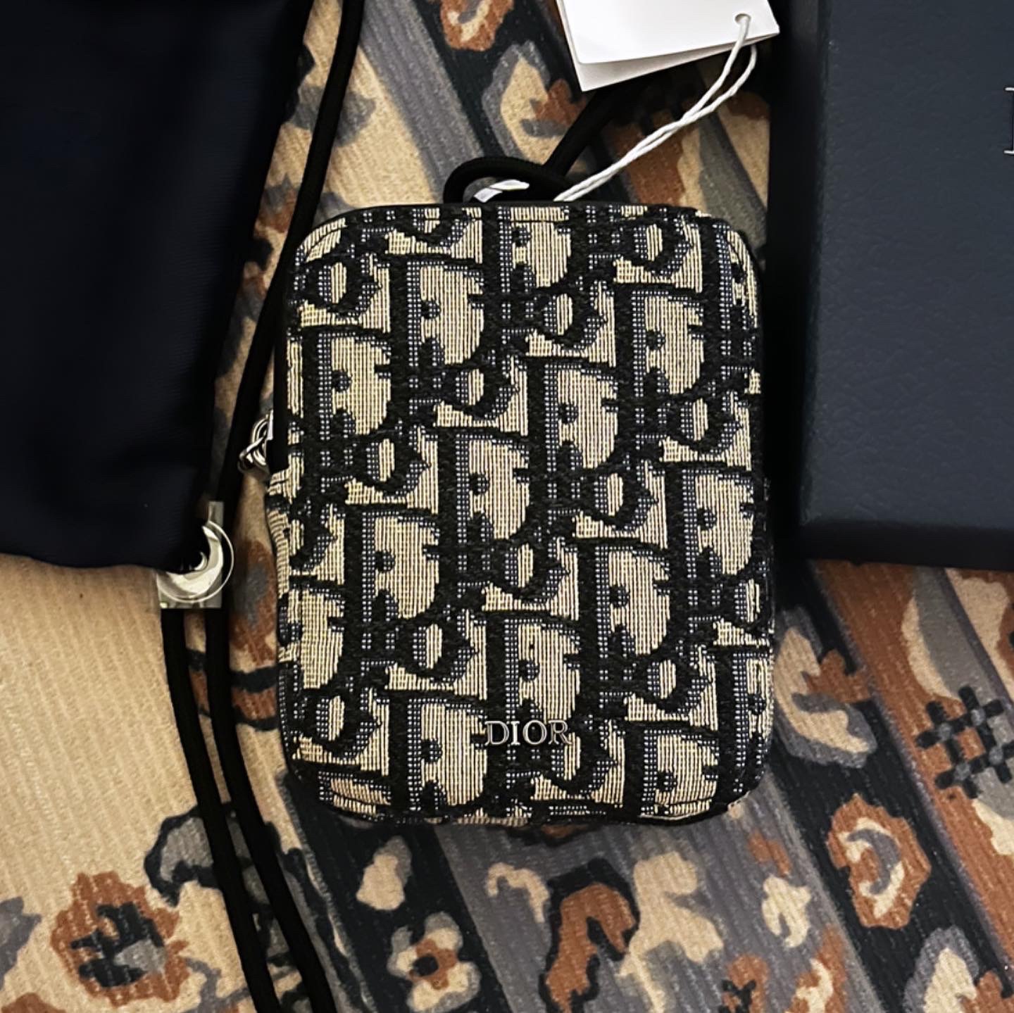 Dior Saddle Lotus Wallet Blue Dior Oblique Jacquard 착용 스타일 - 3
