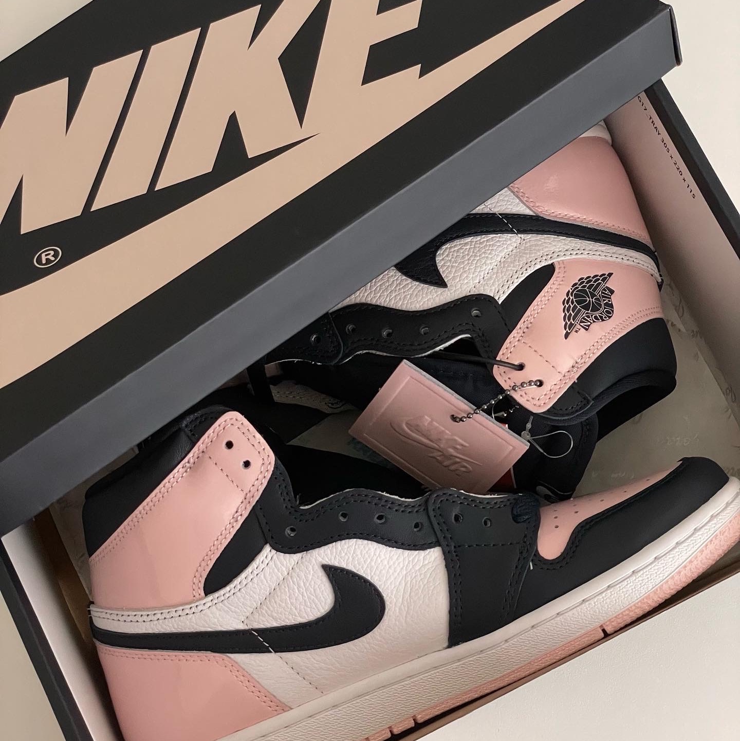 (W) Jordan 1 Retro High OG Atmosphere 착용 스타일 - 1