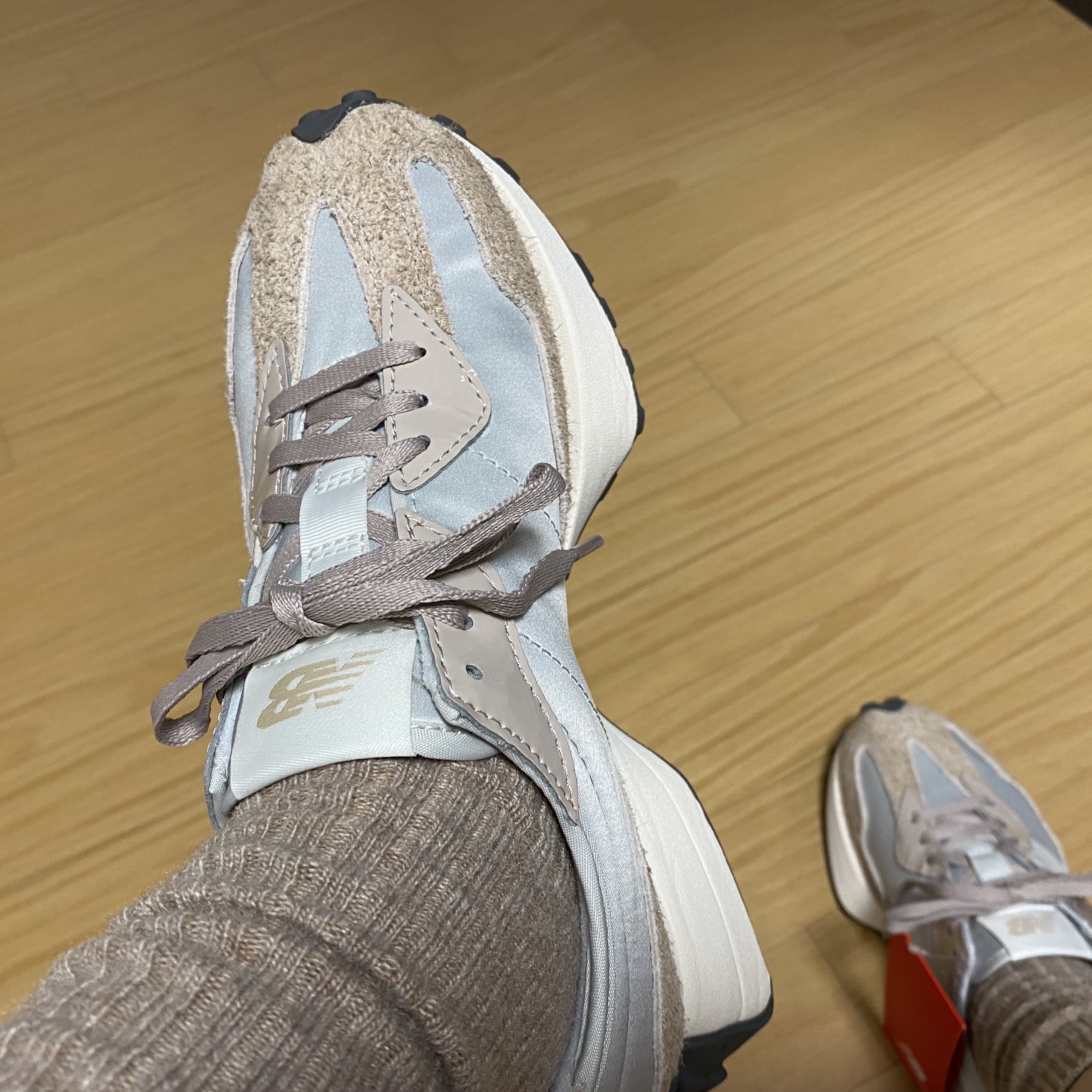 (W) New Balance 327 Grey Beige 착용 스타일 - 3