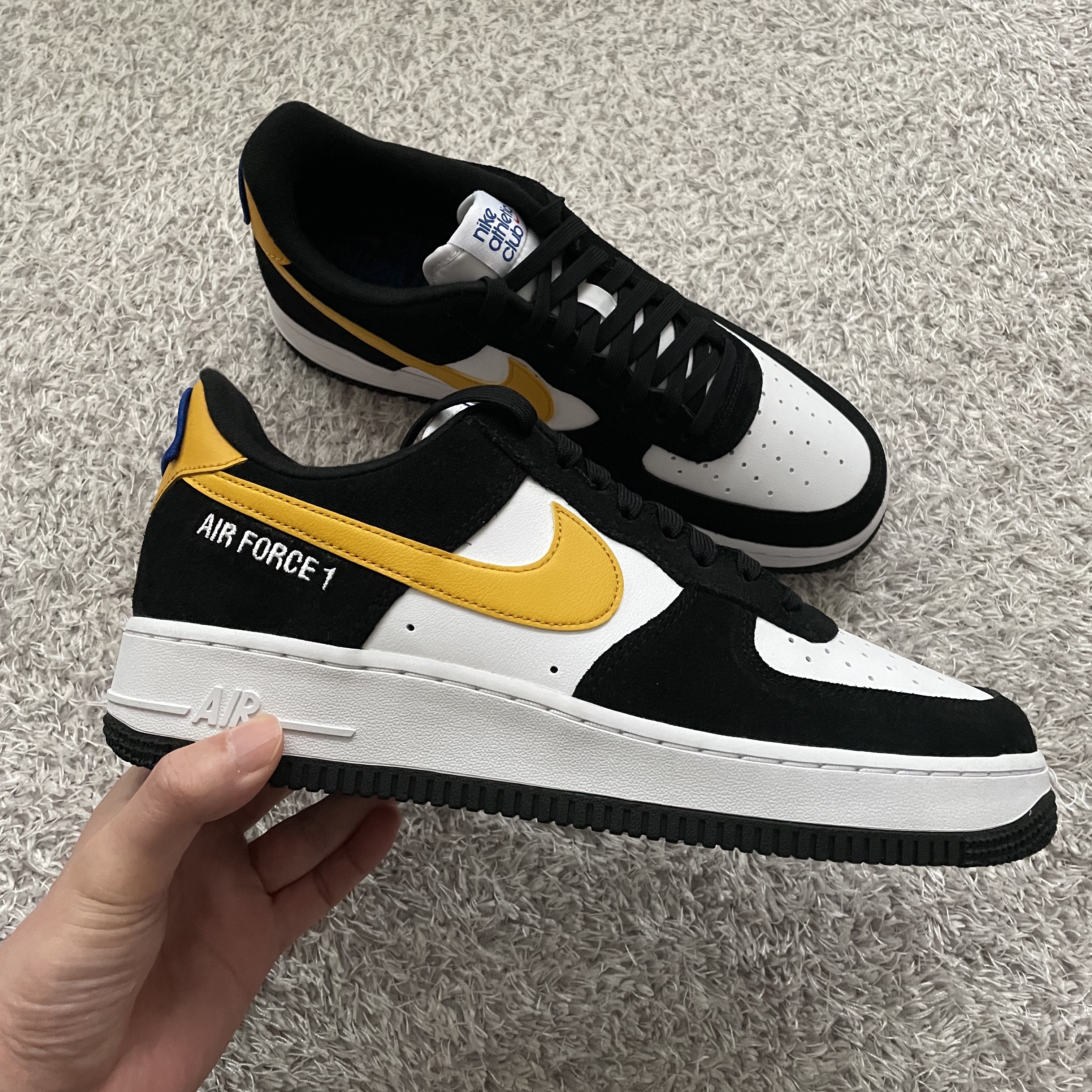 Nike Air Force 1 '07 LV8 Athletic Club Black Dark Sulfur 착용 스타일 - 1