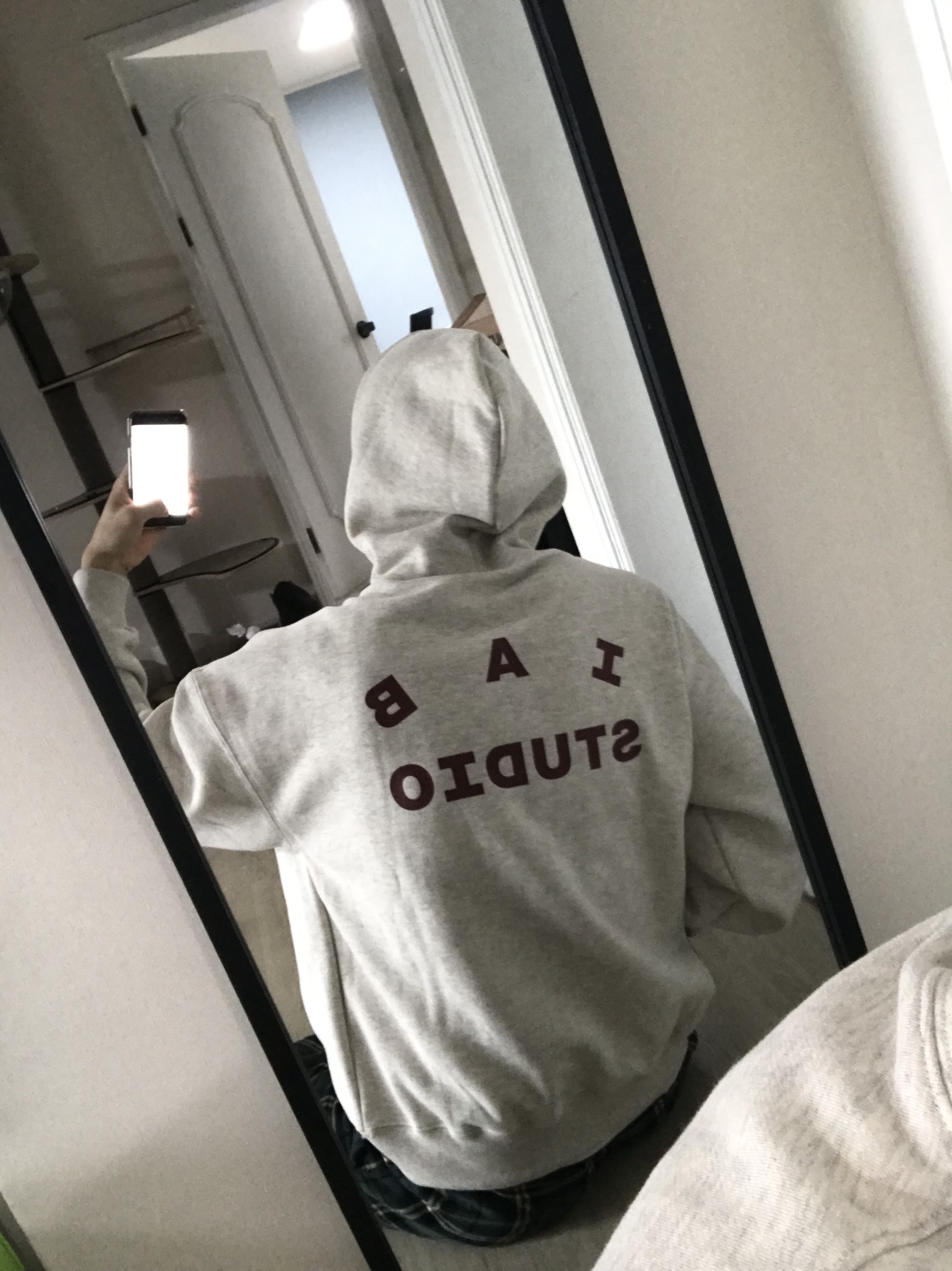 IAB Studio Hoodie Oatmeal Burgundy 착용 스타일 - 3