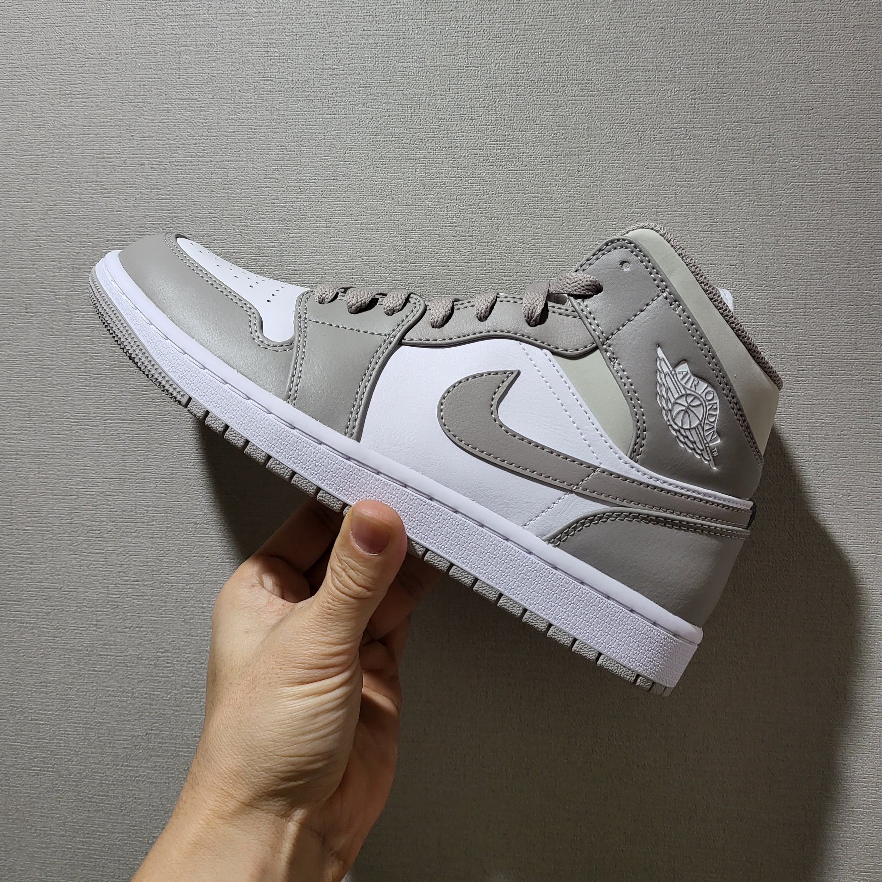 Jordan 1 Mid College Grey 착용 스타일 - 1