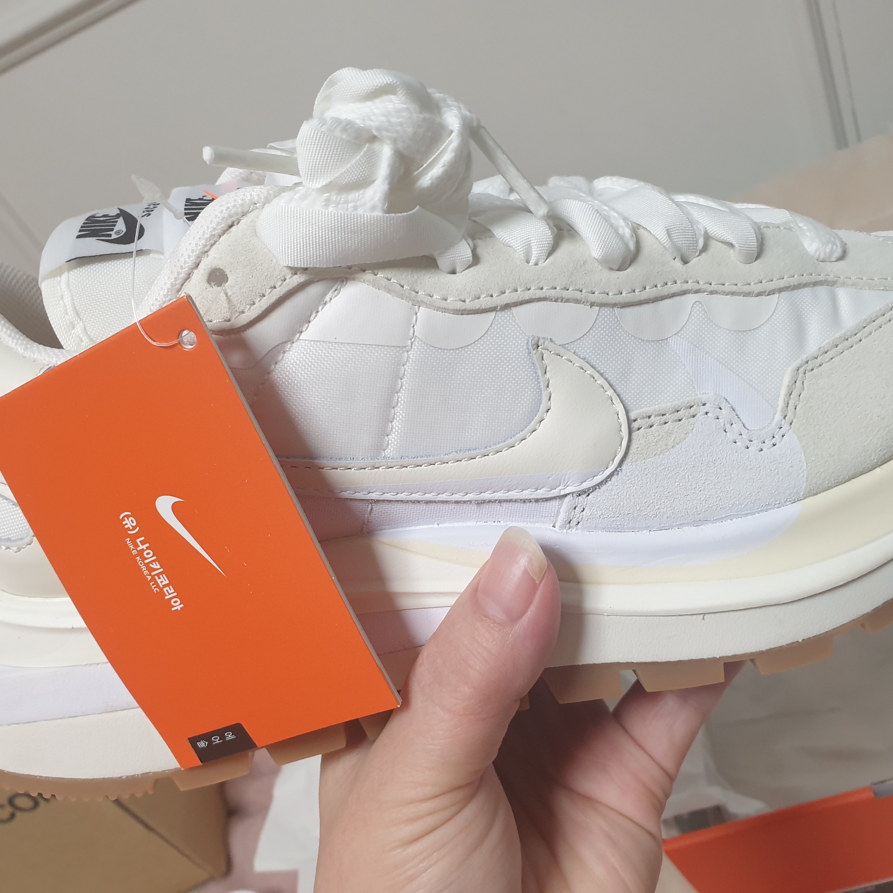 Nike x Sacai VaporWaffle White and Gum 착용 스타일 - 2