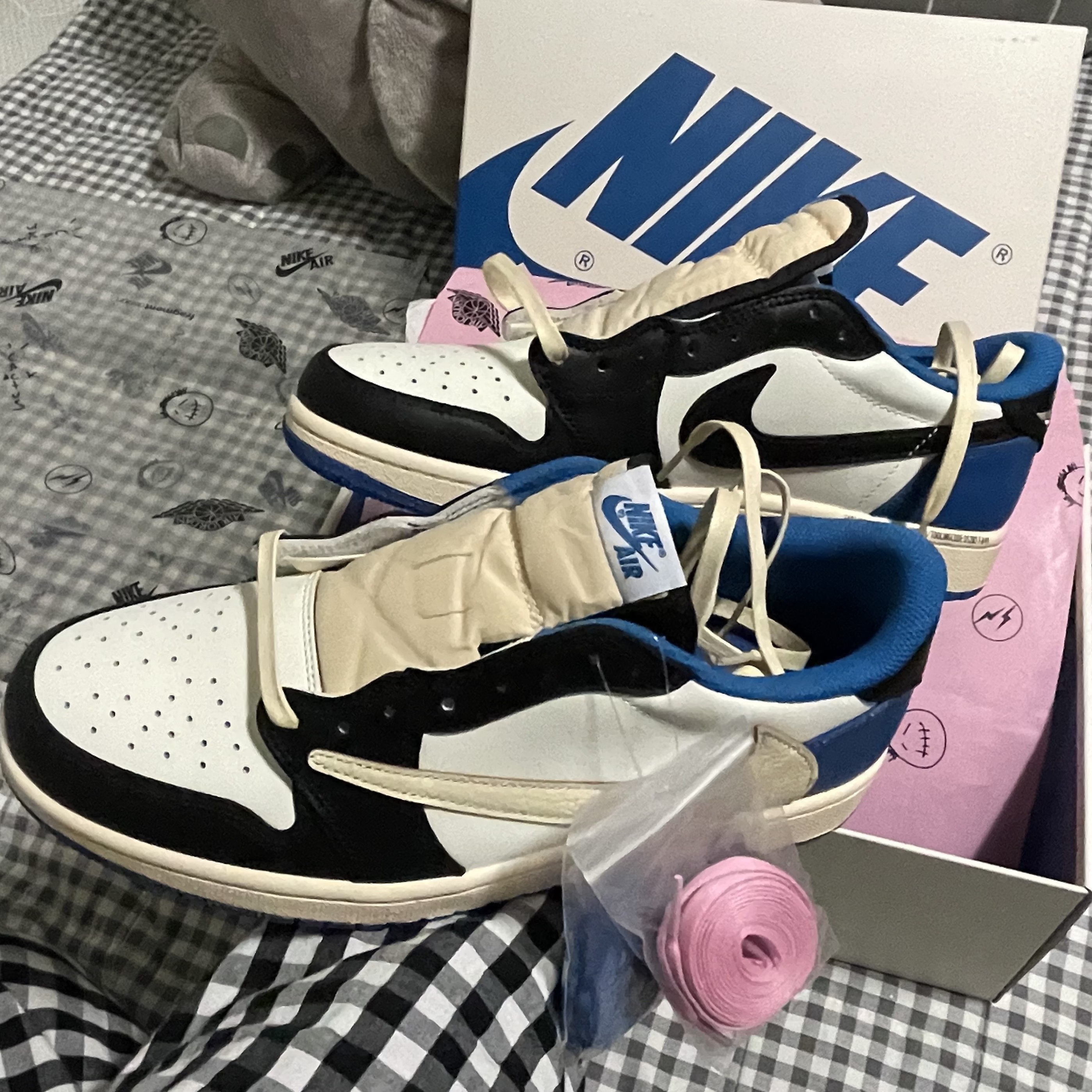 Jordan 1 x Travis Scott x Fragment Retro Low OG SP Military Blue 착용 스타일 - 2