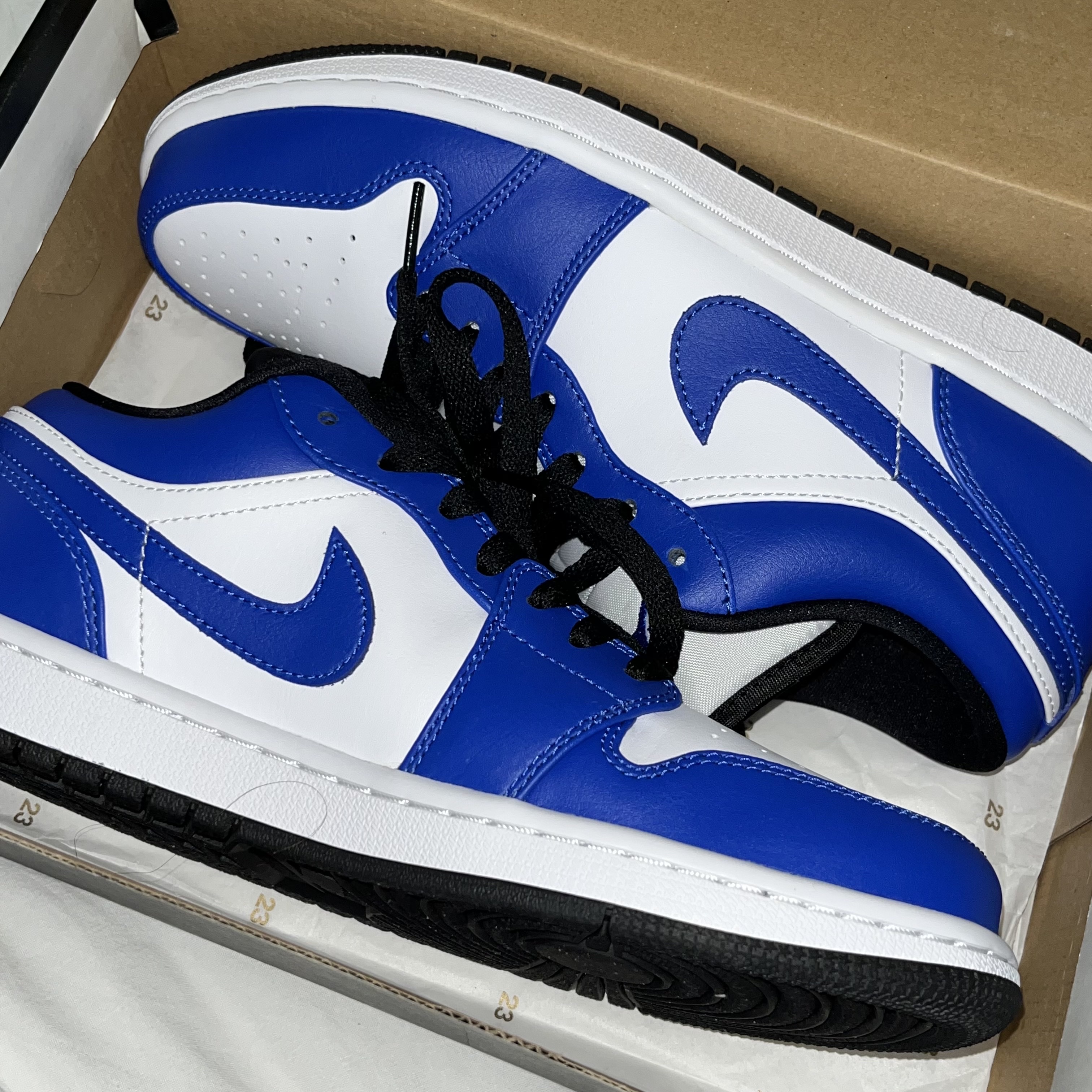 Jordan 1 Low Hyper Royal 착용 스타일 - 1