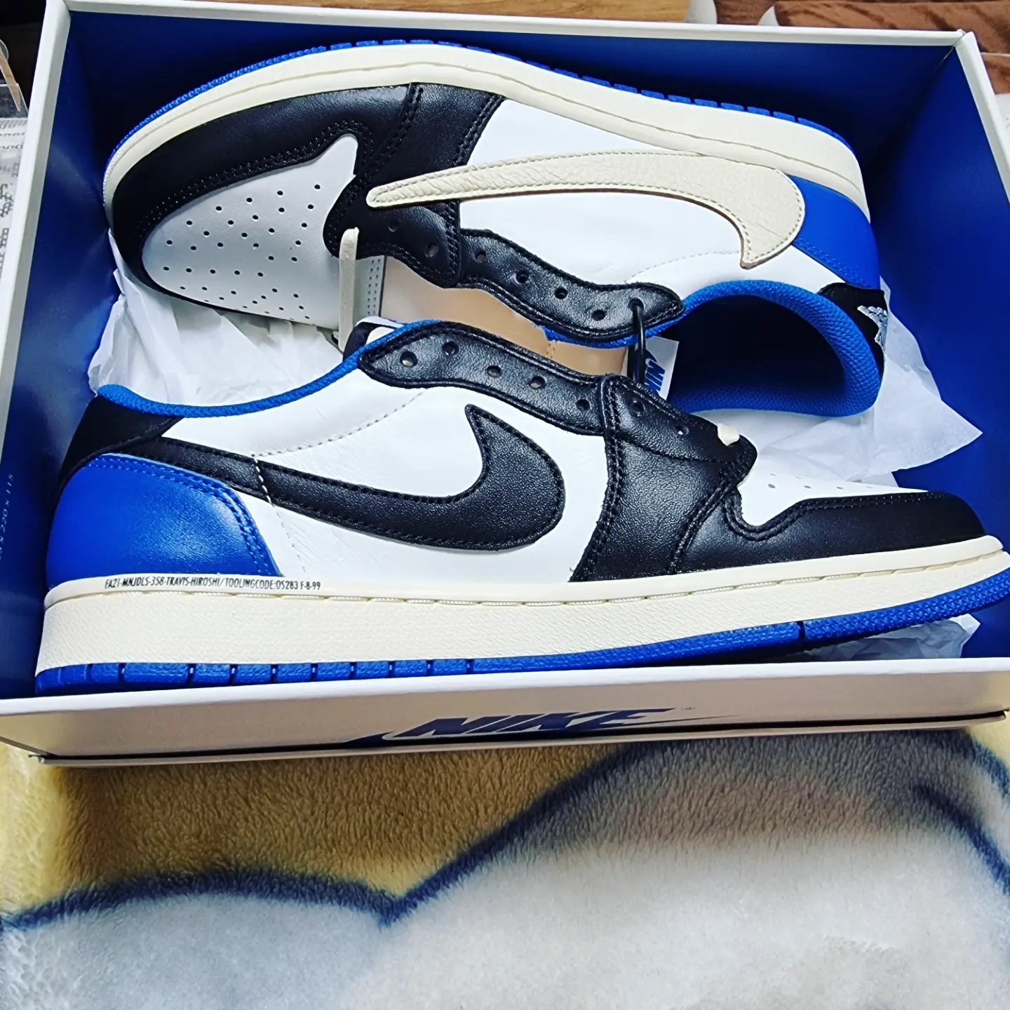 Jordan 1 x Travis Scott x Fragment Retro Low OG SP Military Blue, Nike x Ambush Dunk High Deep Royal Blue 착용 스타일 - 1