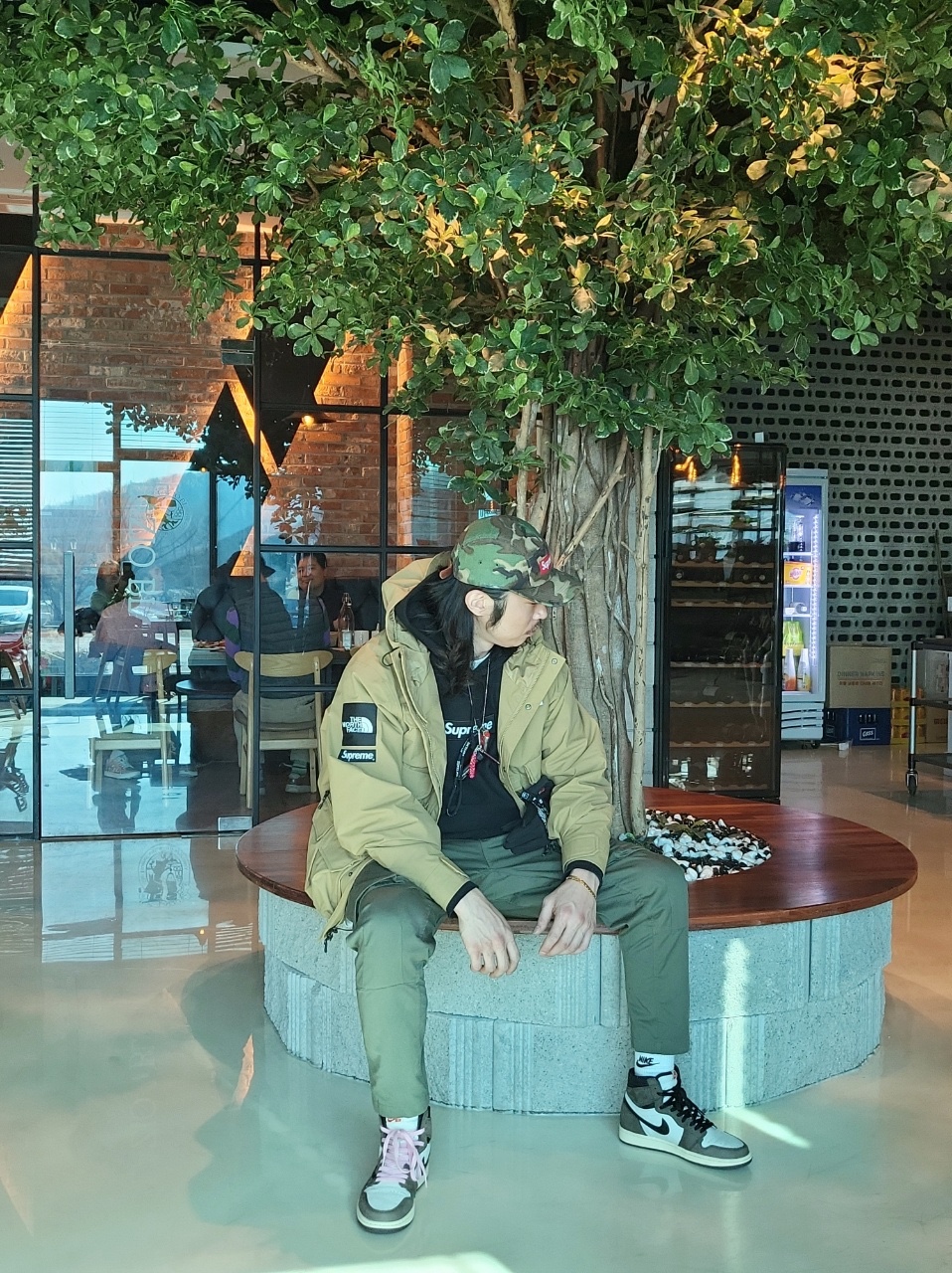 Supreme x The North Face Cargo Jacket Gold - 20SS, Jordan 1 x Travis Scott Retro High OG SP Mocha 착용 스타일 - 2