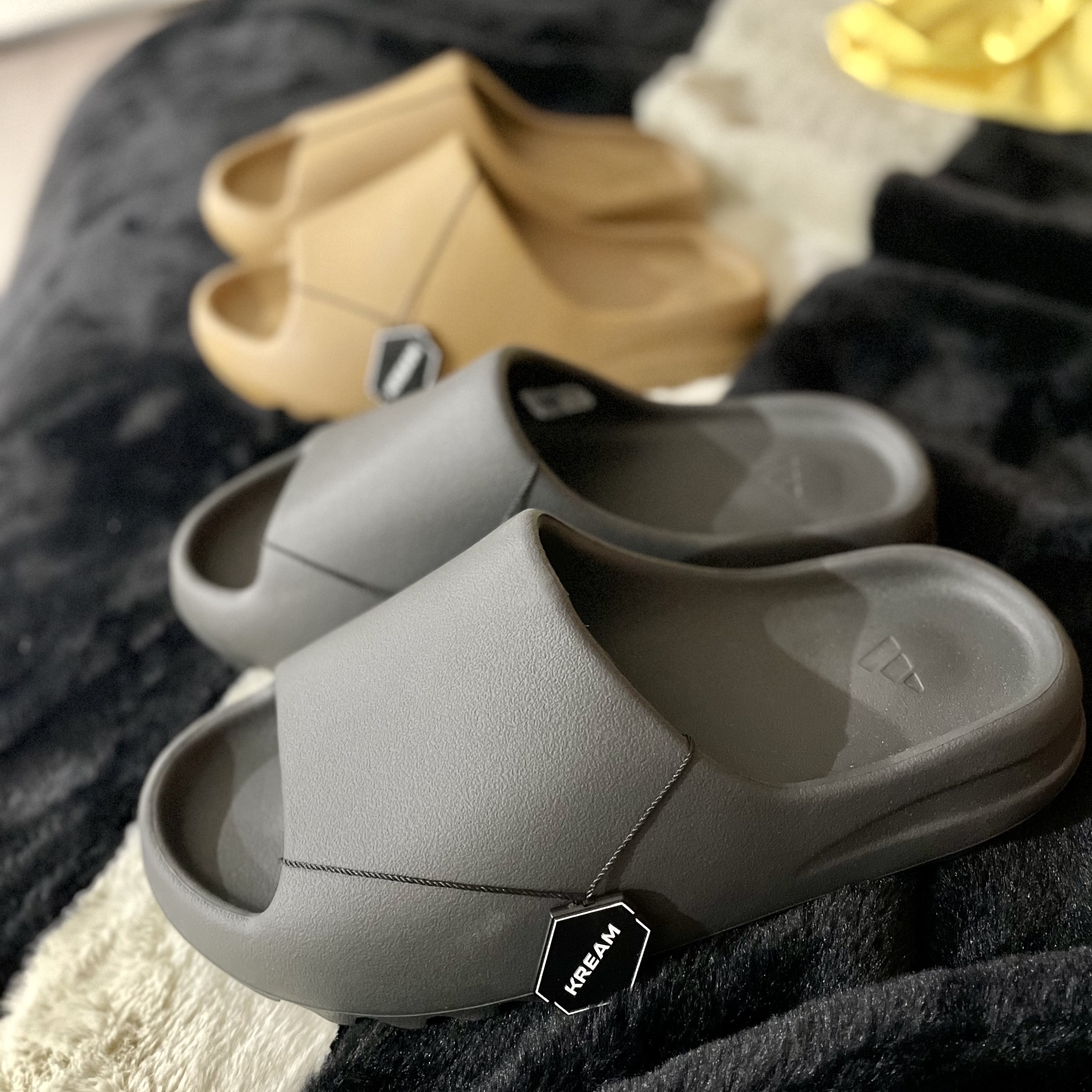 Adidas Yeezy Slide Onyx, Adidas Yeezy Slide Ochre 착용 스타일
