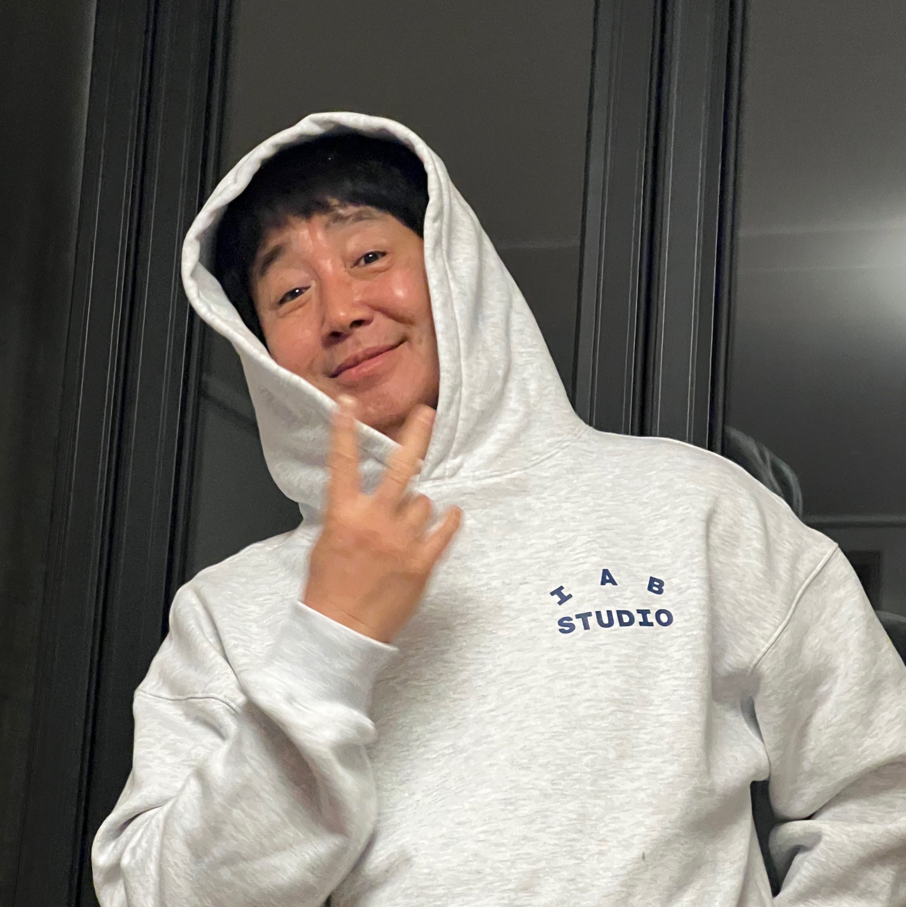 IAB Studio Hoodie Light Gray, IAB Studio Hoodie Oatmeal Burgundy 착용 스타일 - 1