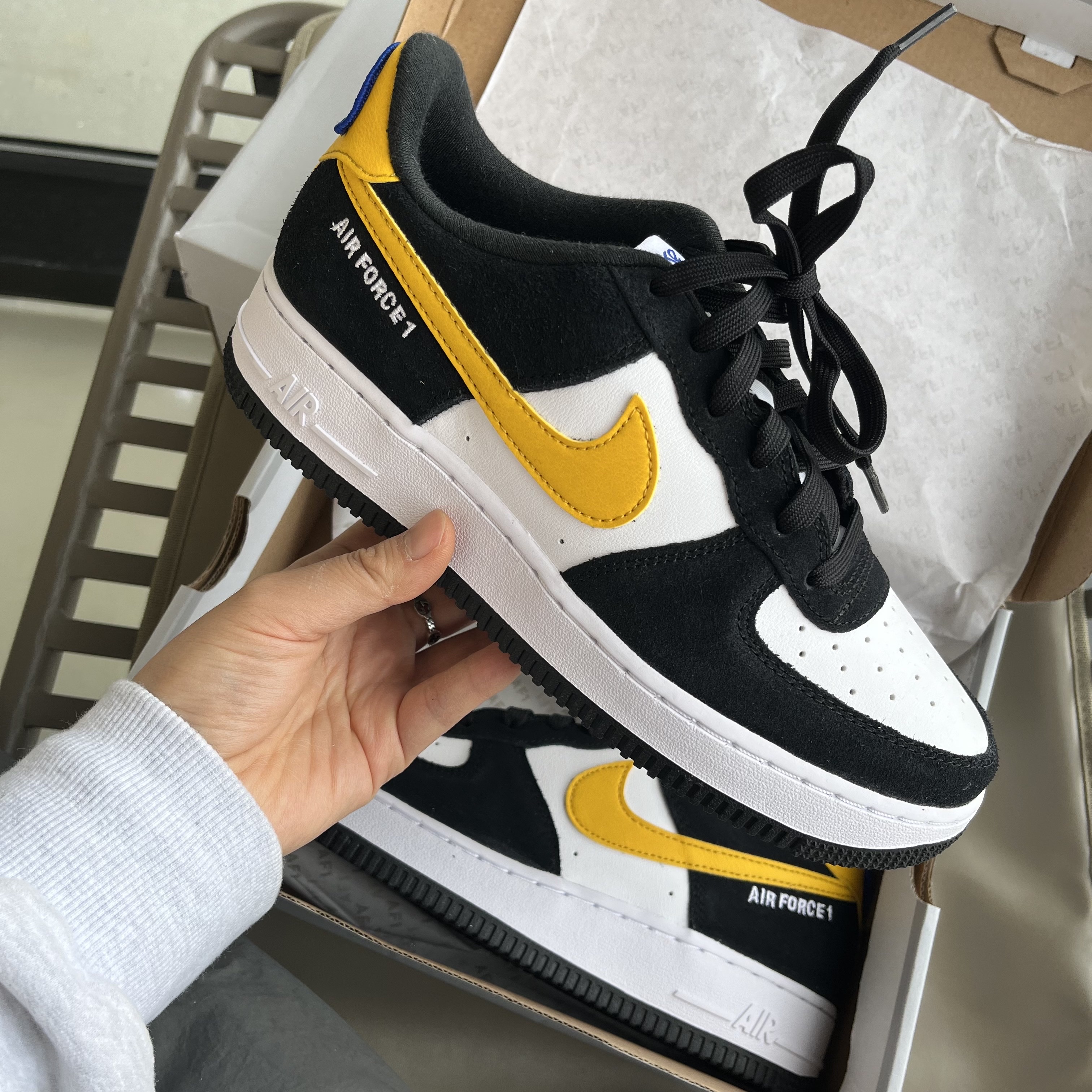 (GS) Nike Air Force 1 LV8 Athletic Club Black Dark Sulfur 착용 스타일