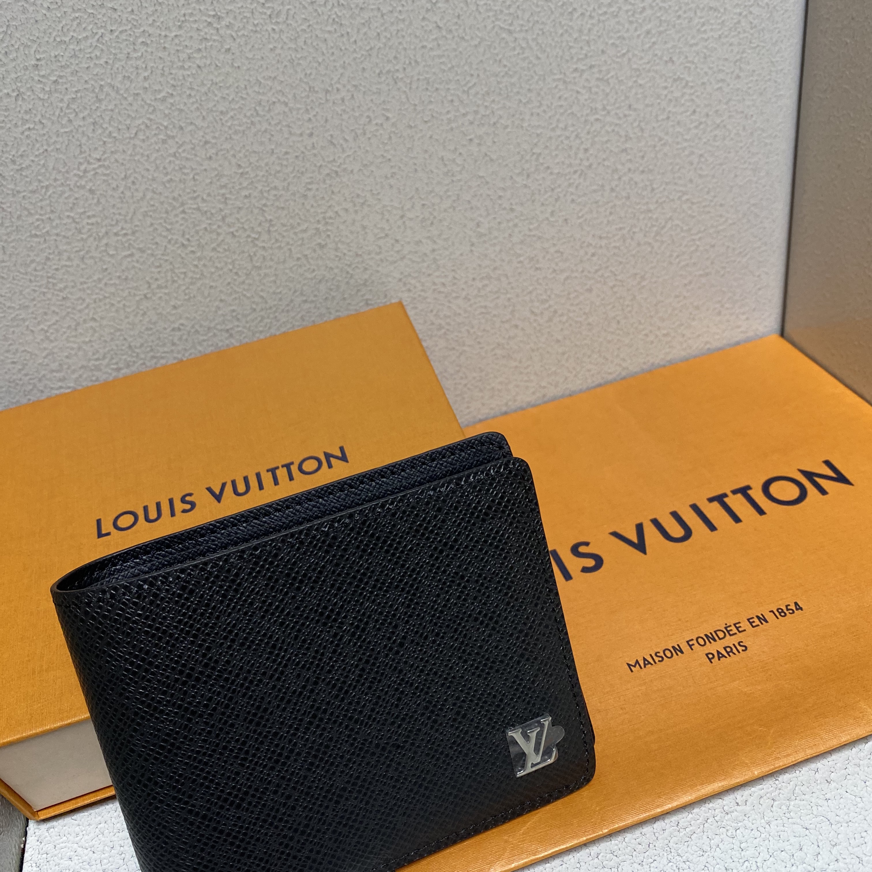 Louis Vuitton Multiple Wallet Taiga Black 착용 스타일