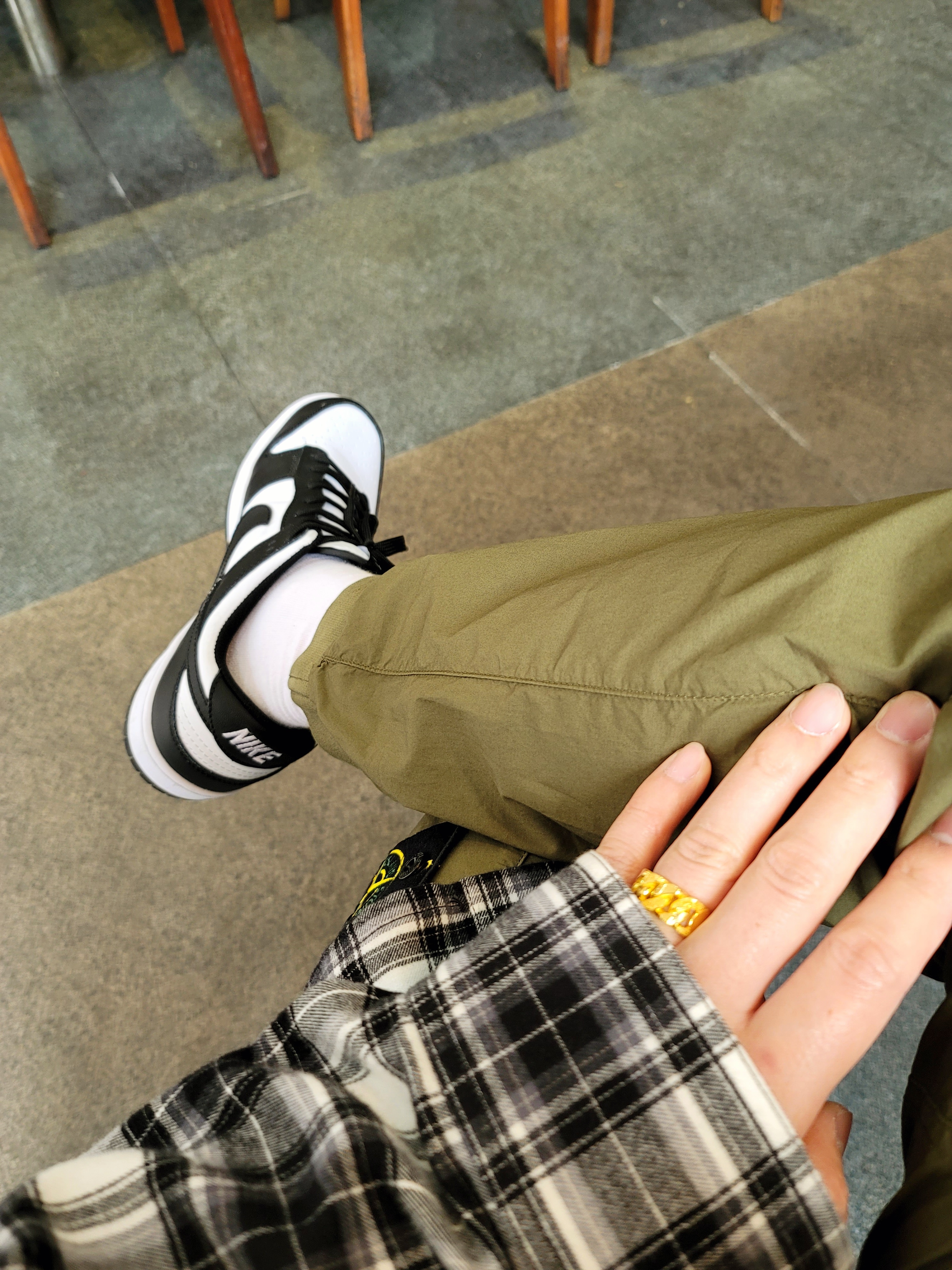 Off-White Allover Check Flannel Arrow Shirt Black, Stone Island 31303 Stretch Cotton Tela Paracadute Cargo Pants Olive Green - 22SS 착용 스타일 - 2