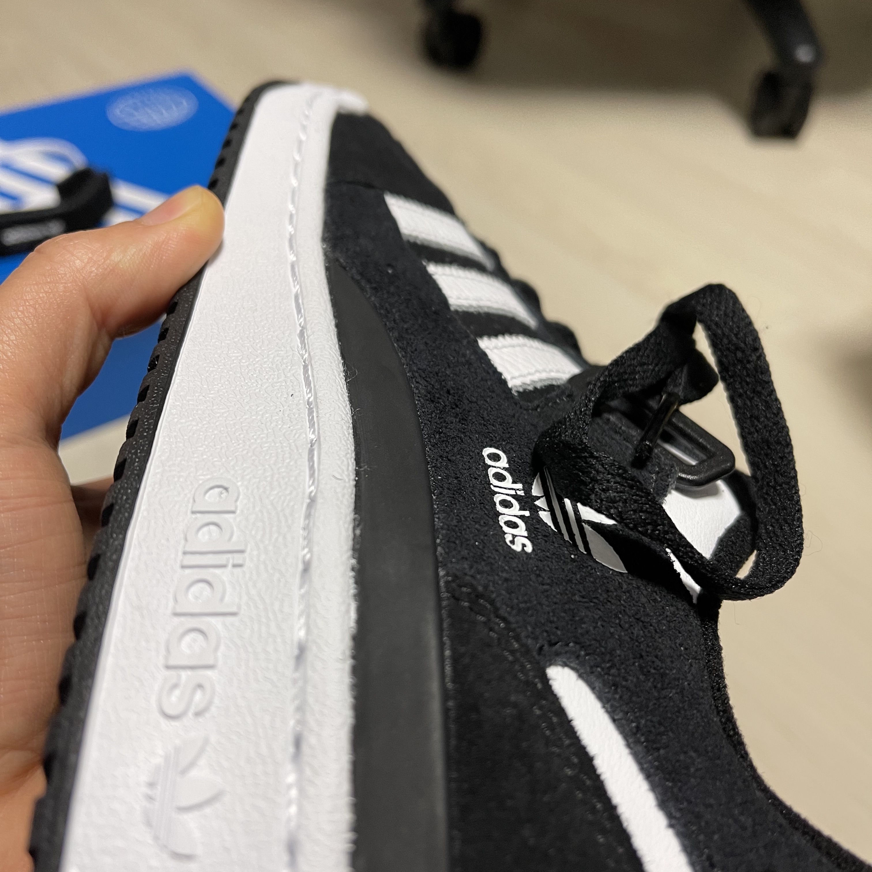 Adidas Forum Low Black White 착용 스타일 - 2