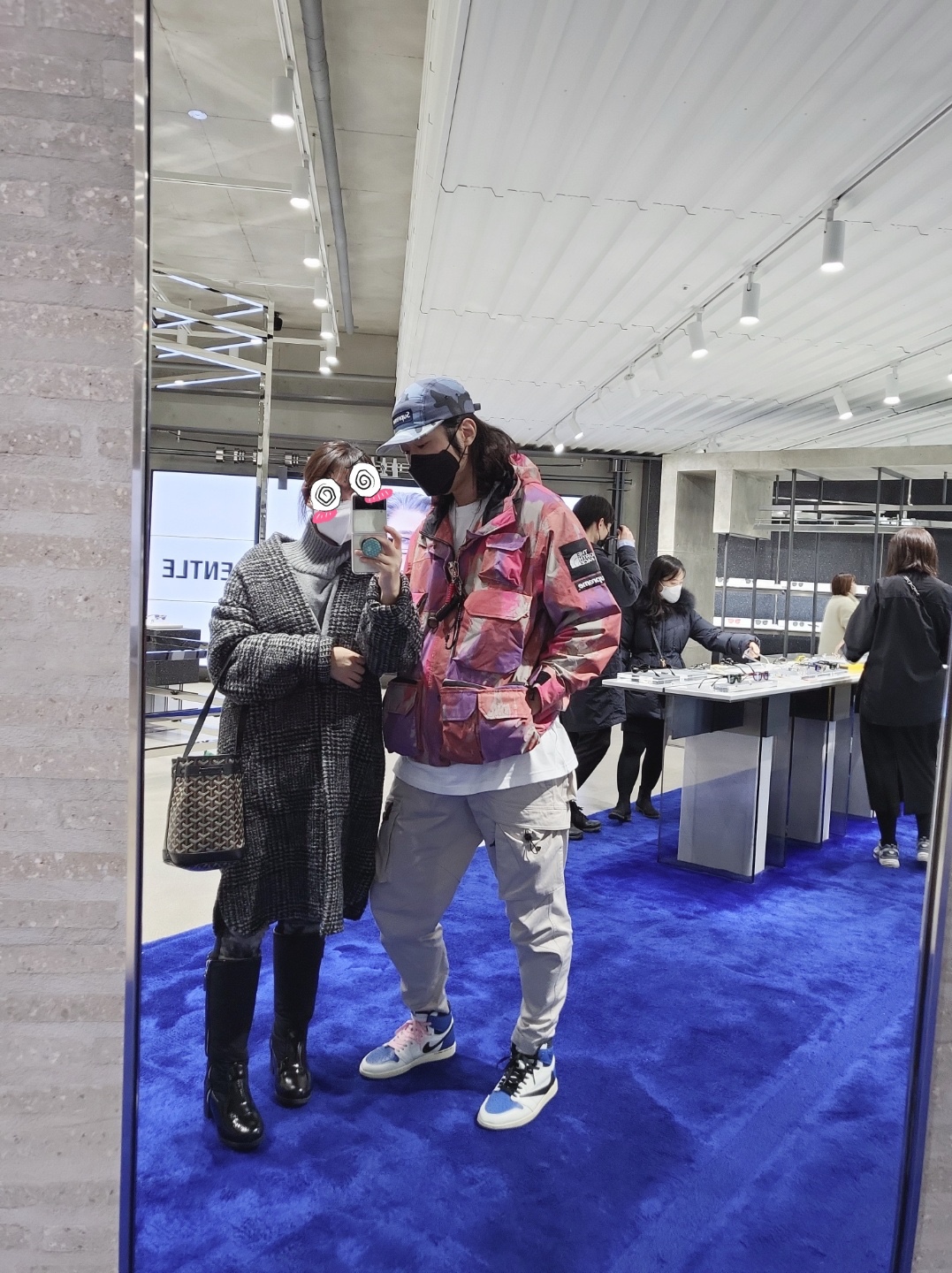 Jordan 1 x Travis Scott x Fragment Retro High OG SP Military Blue, Supreme x The North Face Cargo Jacket Multi-Color - 20SS 착용 스타일 - 5