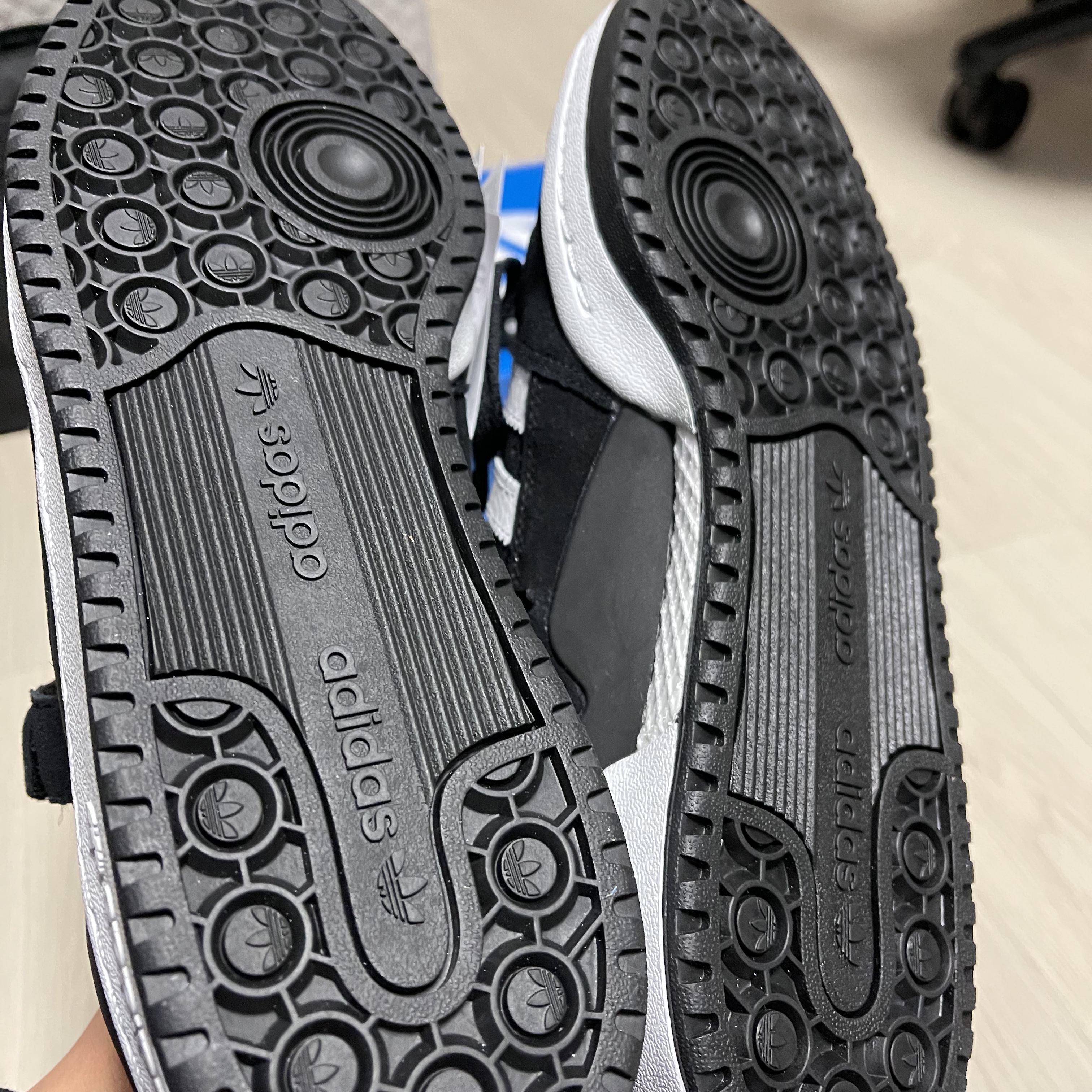 Adidas Forum Low Black White 착용 스타일 - 3