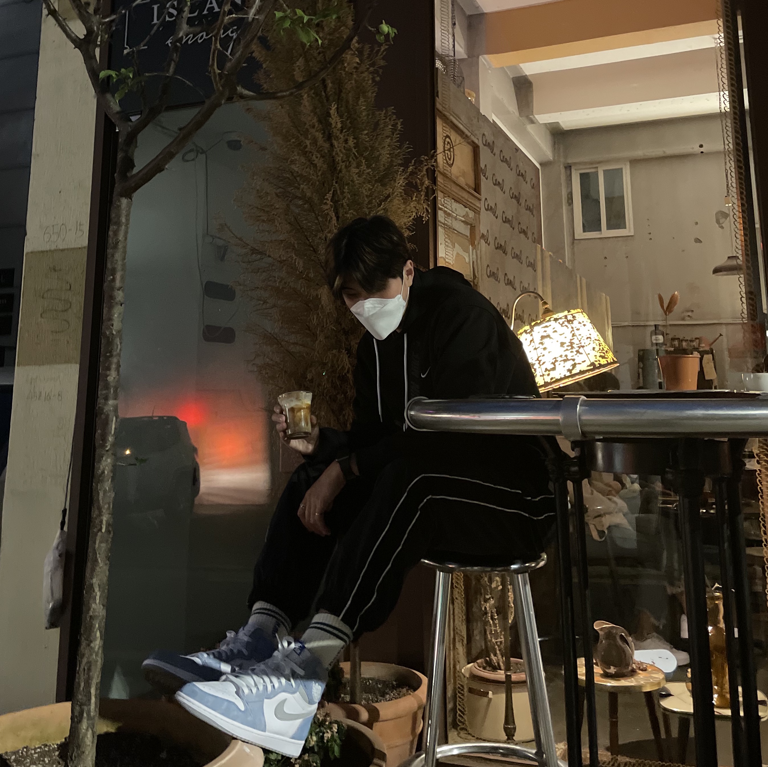 Jordan 1 Retro High OG Hyper Royal, Nike NRG Solo Swoosh Fleece Hoodie Black White - Asia 착용 스타일