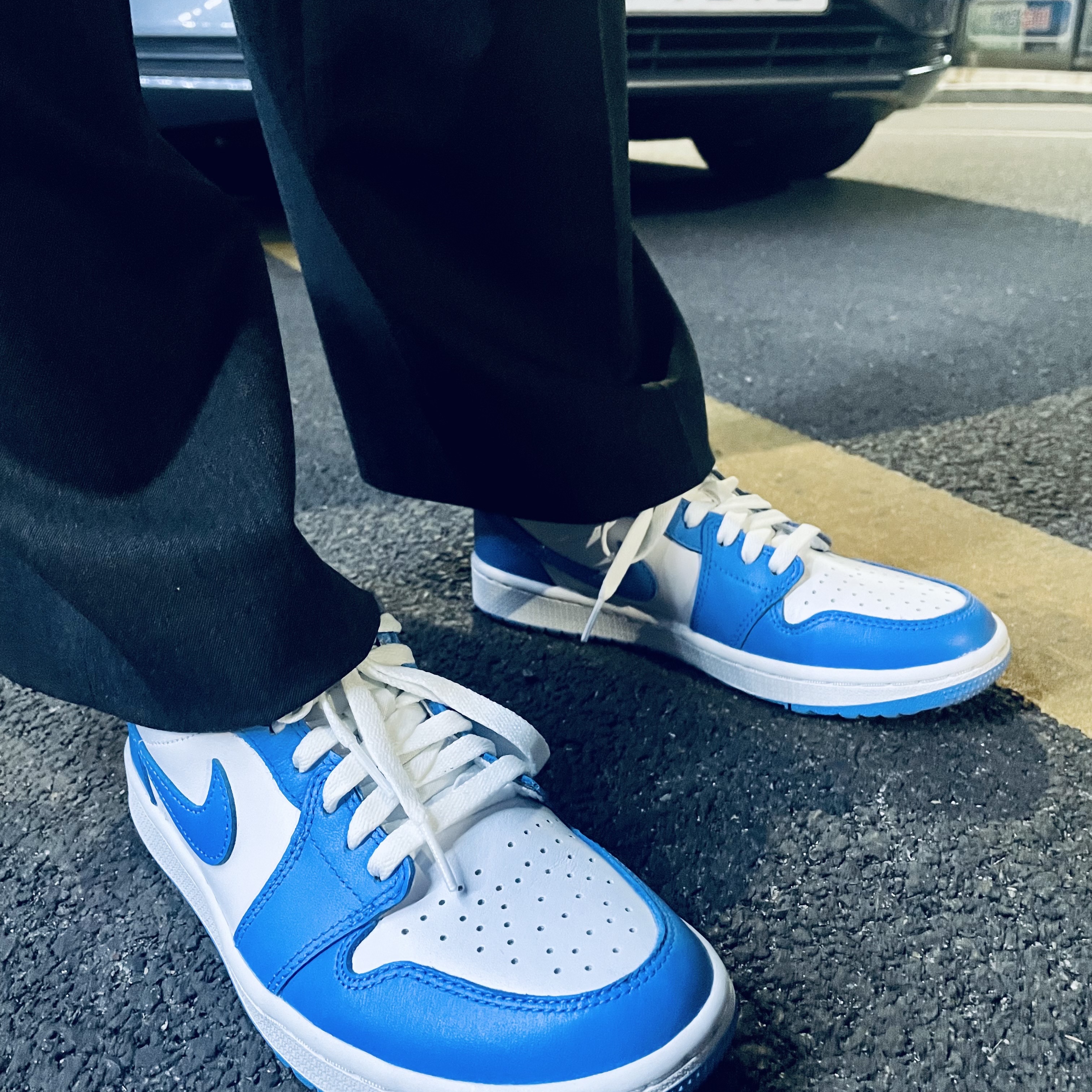 Jordan 1 Low Golf White and University Blue 착용 스타일