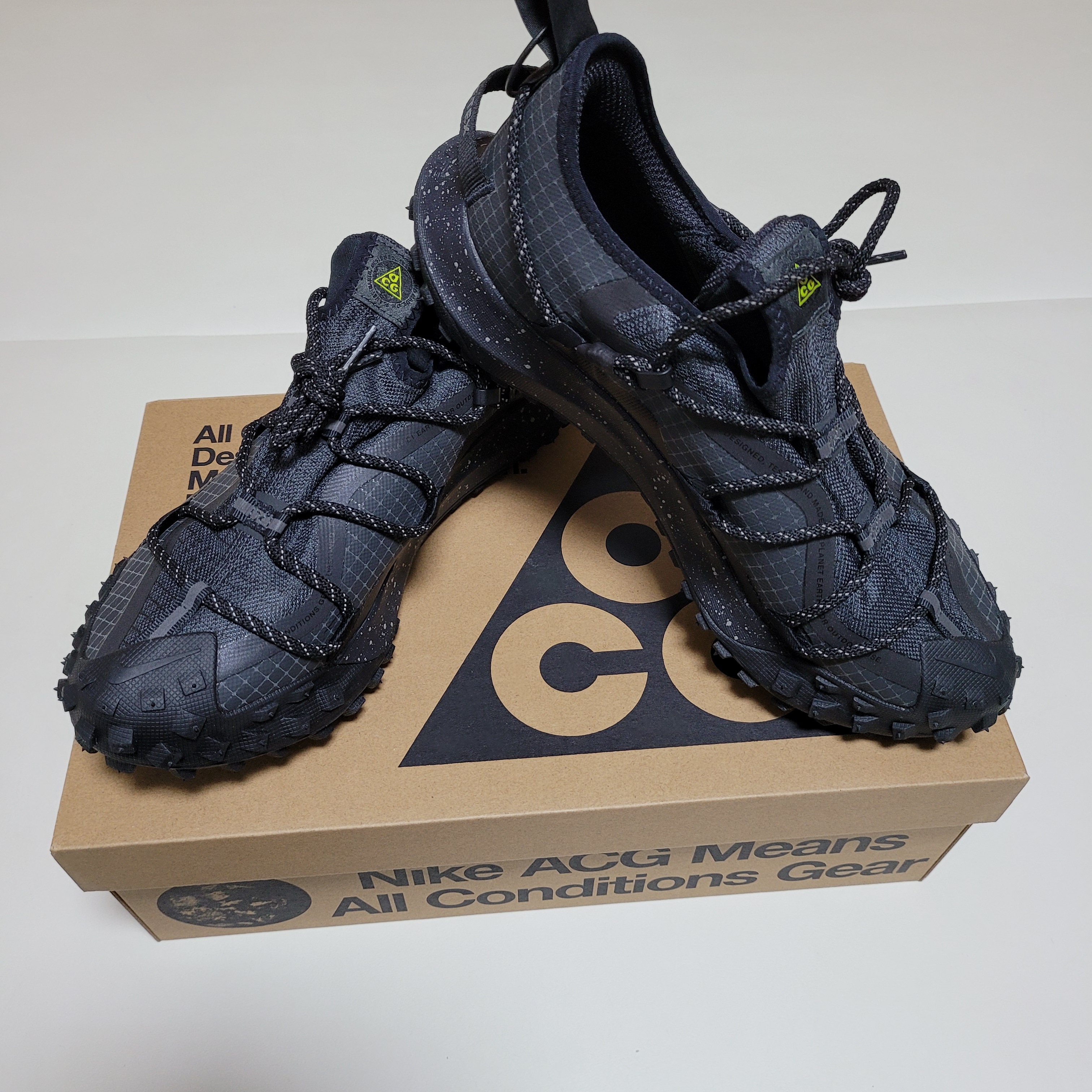 Nike ACG Mountain Fly Low Gore-Tex SE Dark Smoke Grey 착용 스타일 - 2