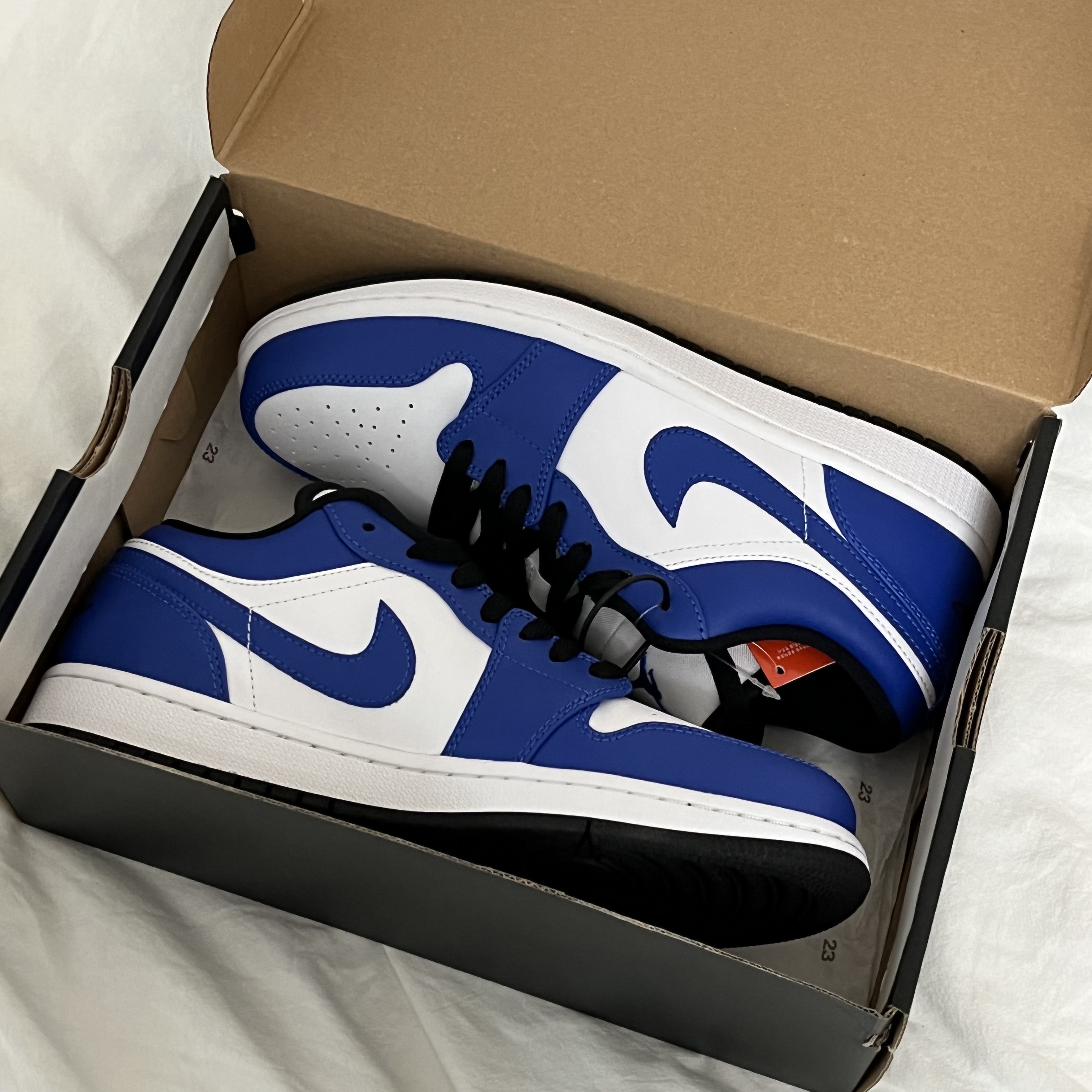 Jordan 1 Low Hyper Royal 착용 스타일 - 2
