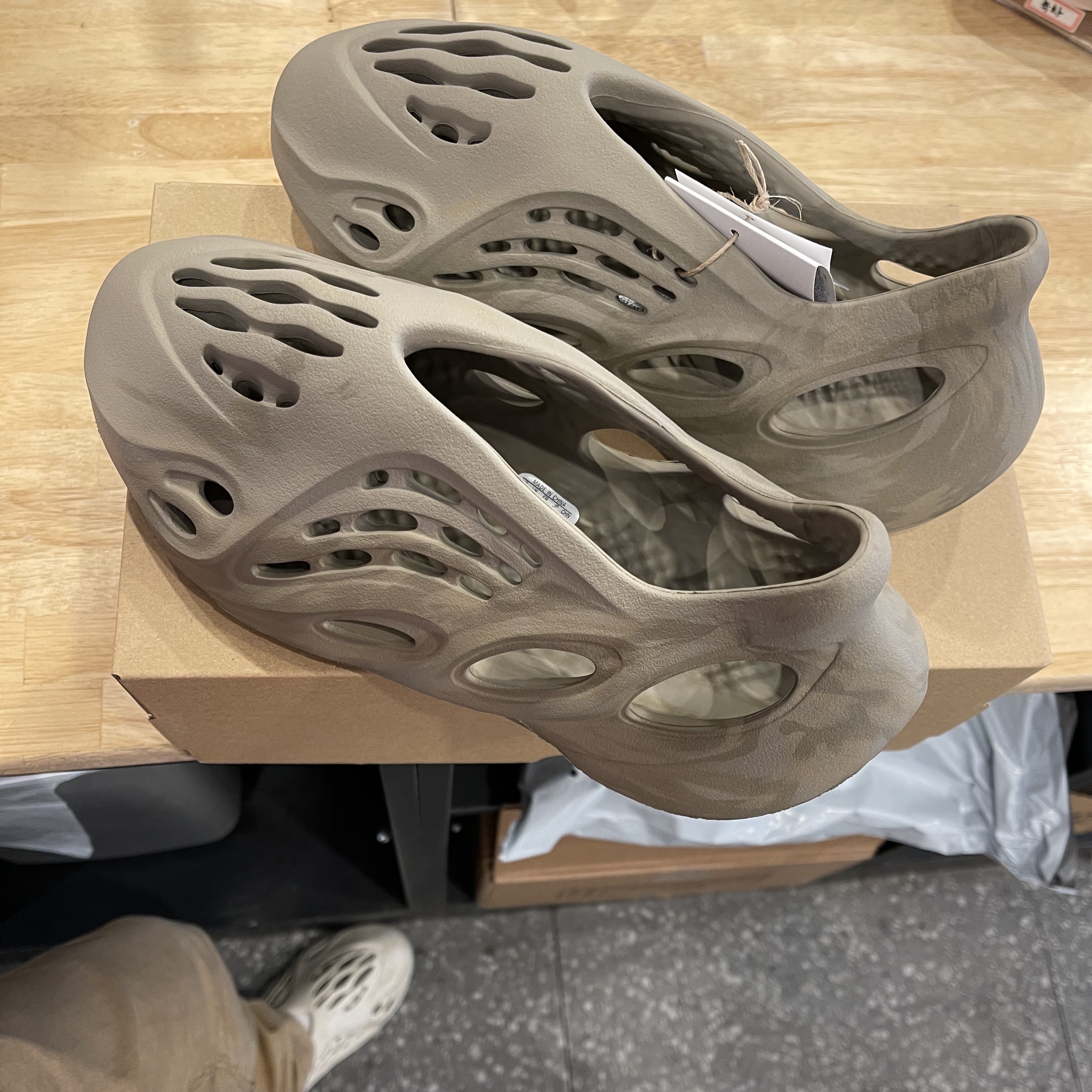 Adidas Yeezy Foam RNNR Stone Sage, Adidas Yeezy Foam RNNR Sand 착용 스타일