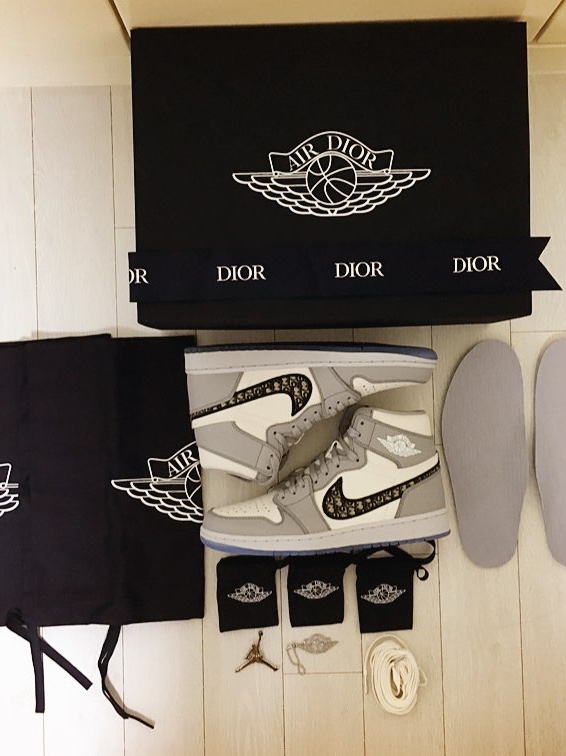 Jordan 1 x Dior High OG 착용 스타일 - 1