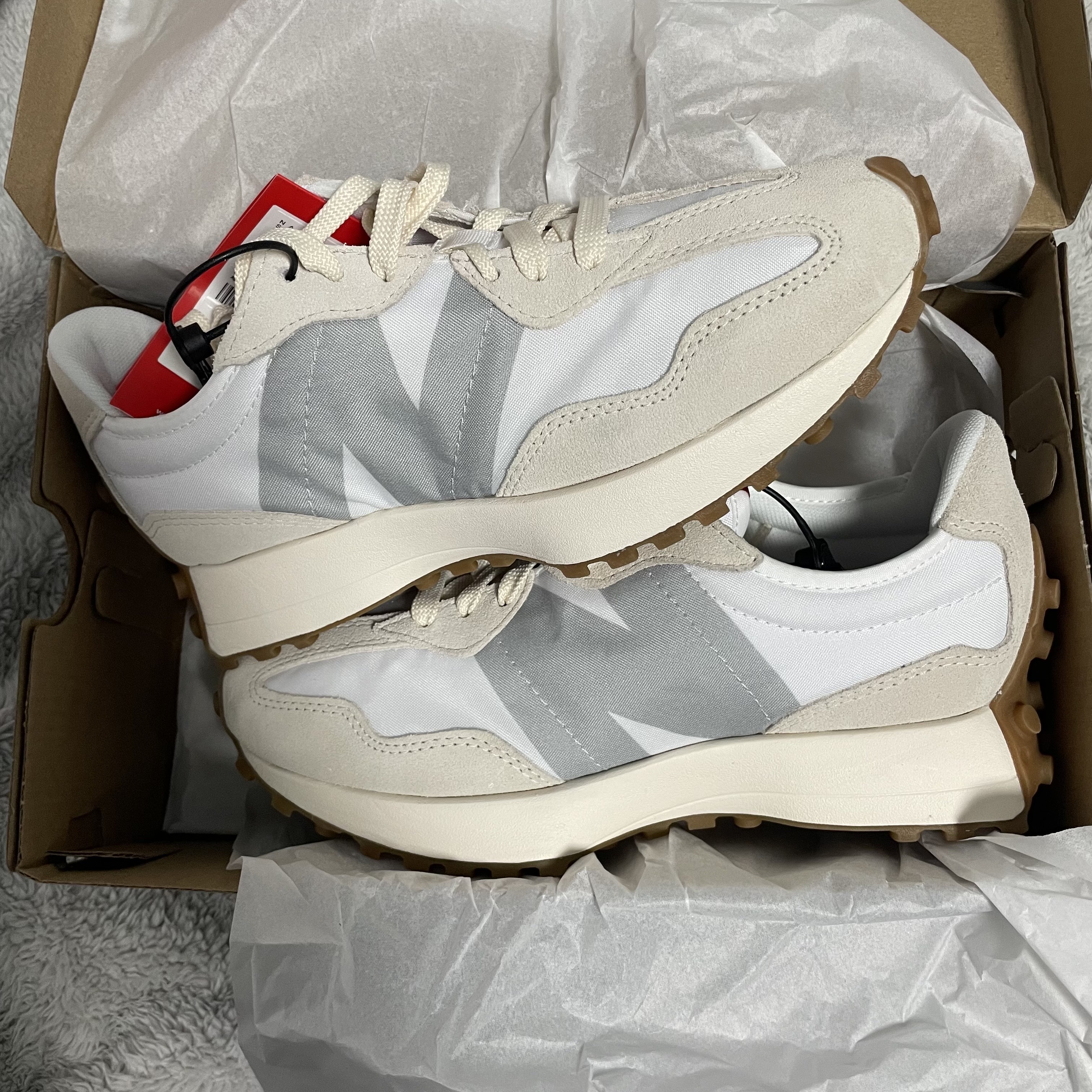 New Balance 327 White Silver Gum 착용 스타일 - 1