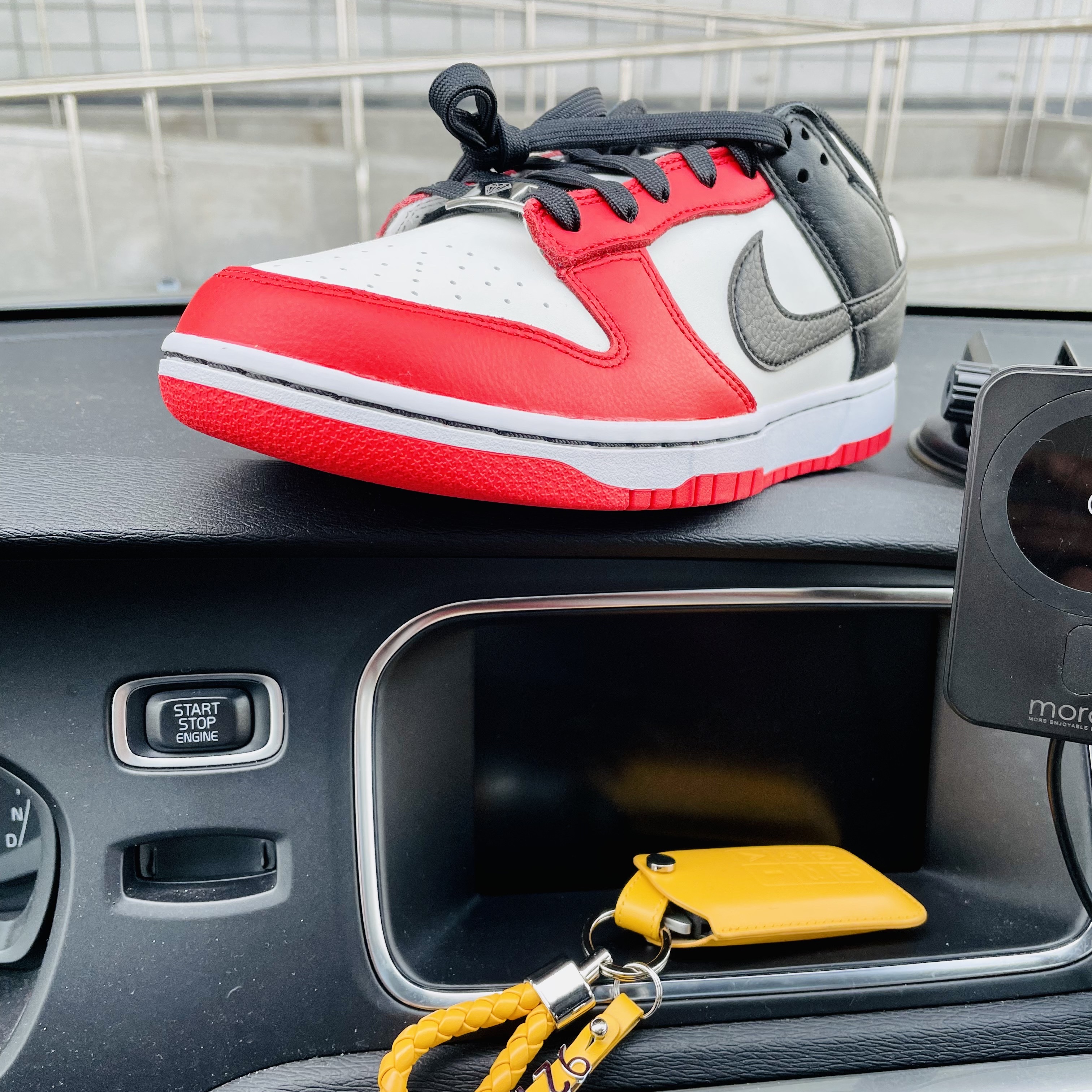 Nike x NBA Dunk Low Retro EMB Black and Chile Red 착용 스타일 - 1