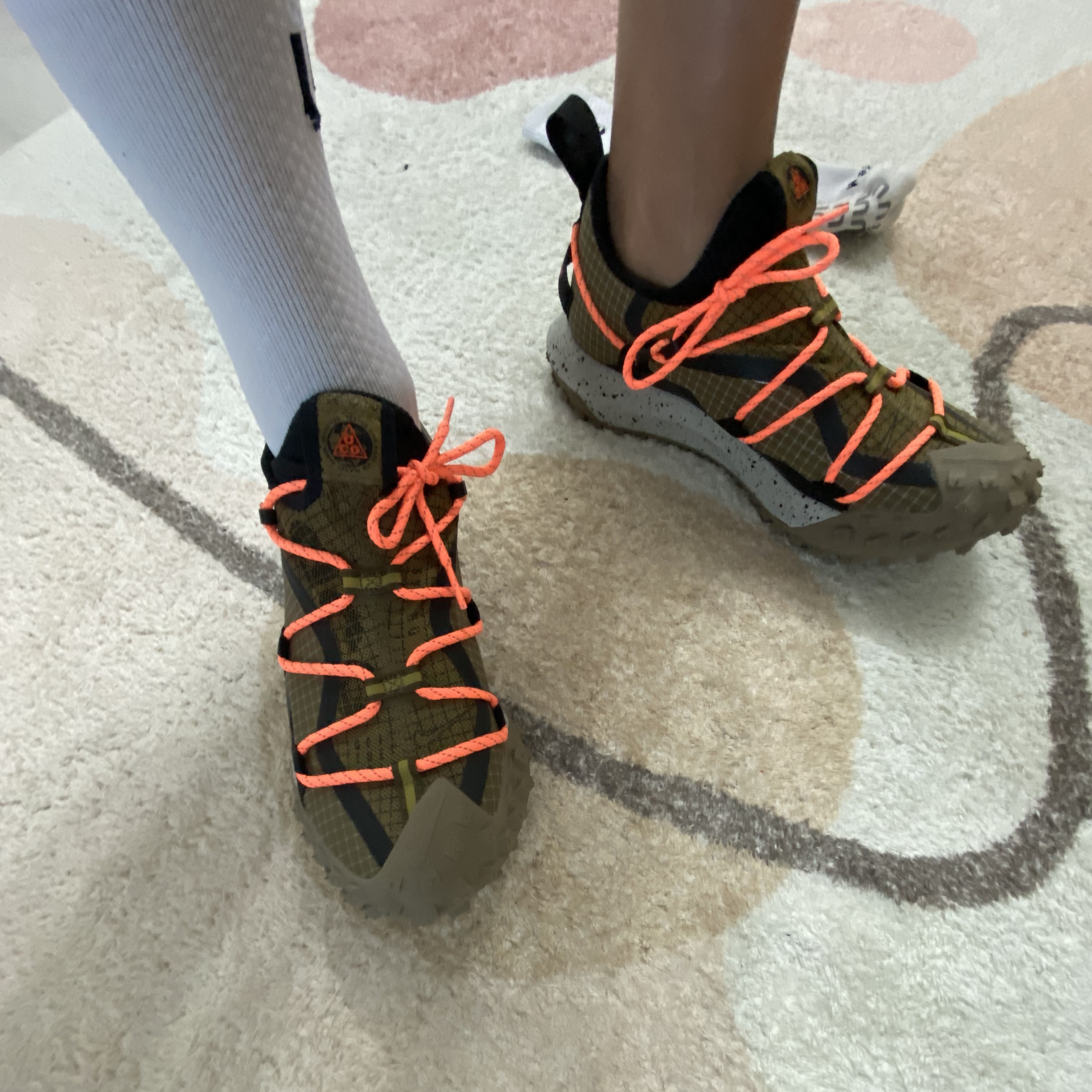 Nike ACG Mountain Fly Low Gore-Tex SE Hazel Rush 착용 스타일
