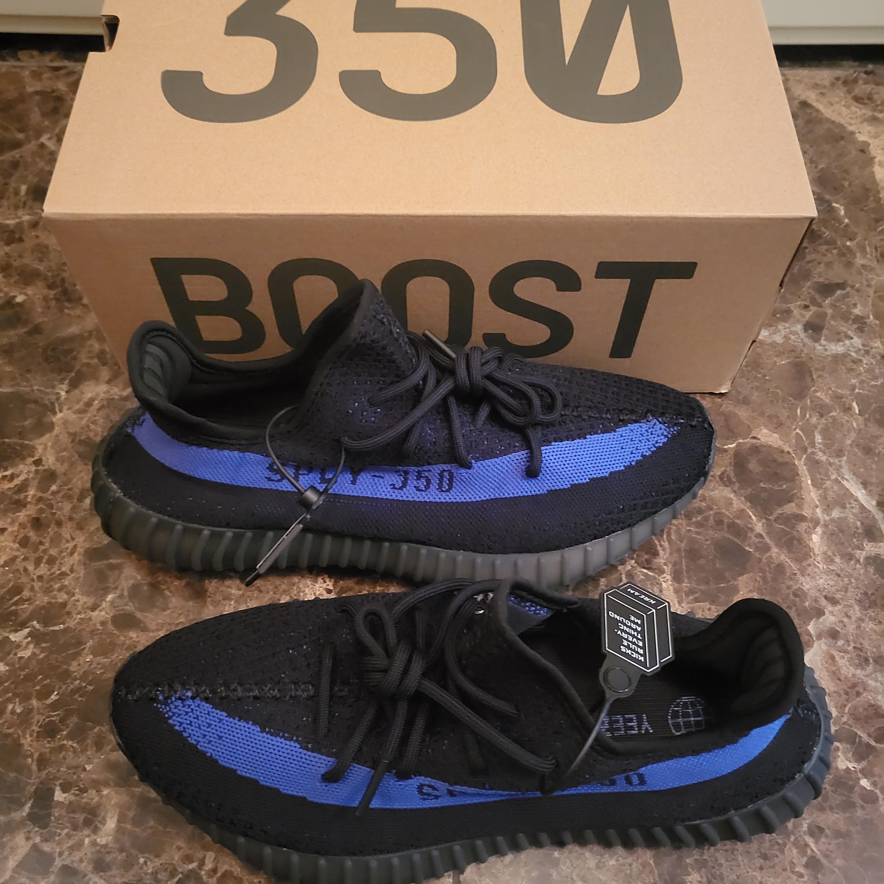 Adidas Yeezy Boost 350 V2 Dazzling Blue 착용 스타일