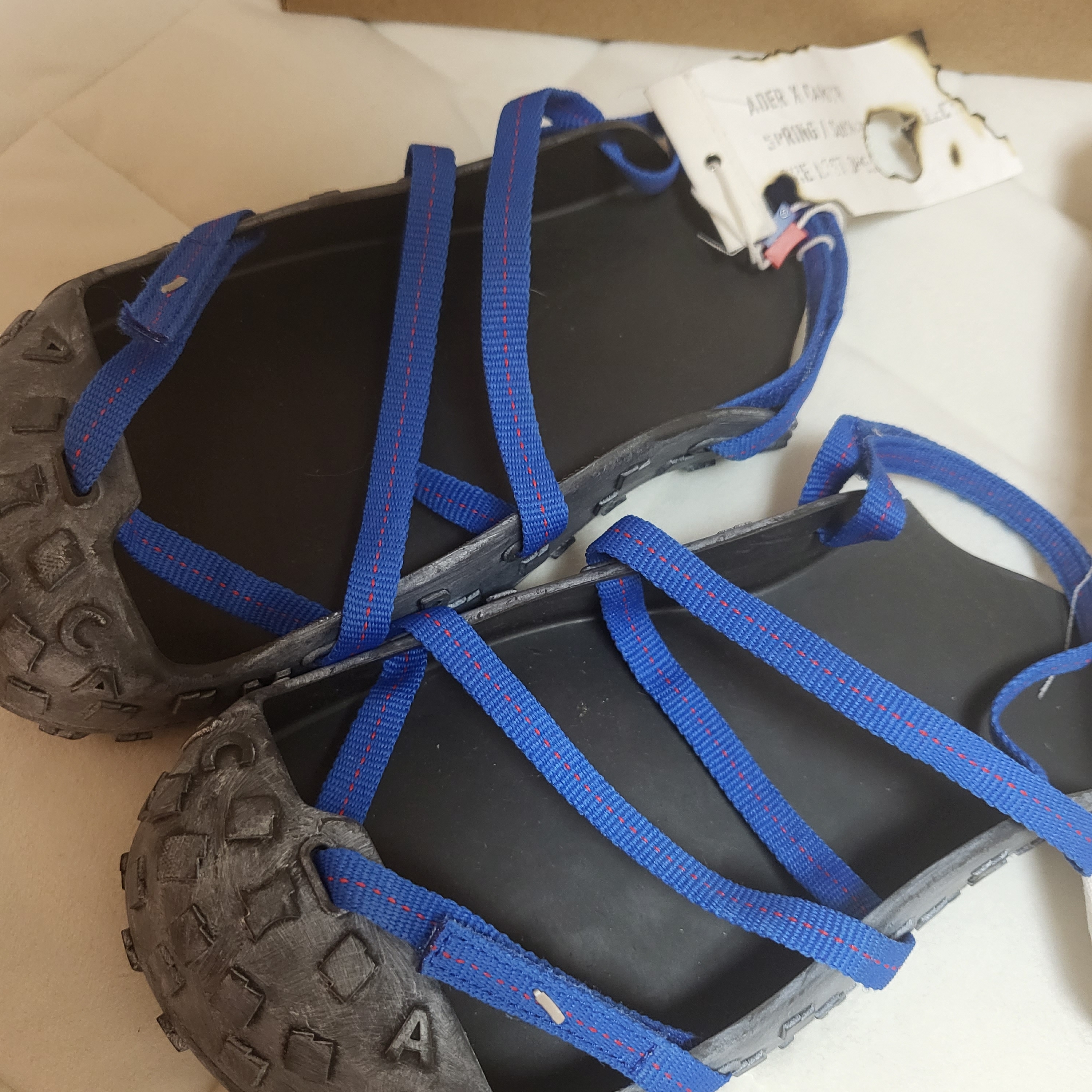 (W) Camper x Ader Error Proto-T33-W Dark Grey Shoe Cover 착용 스타일 - 2