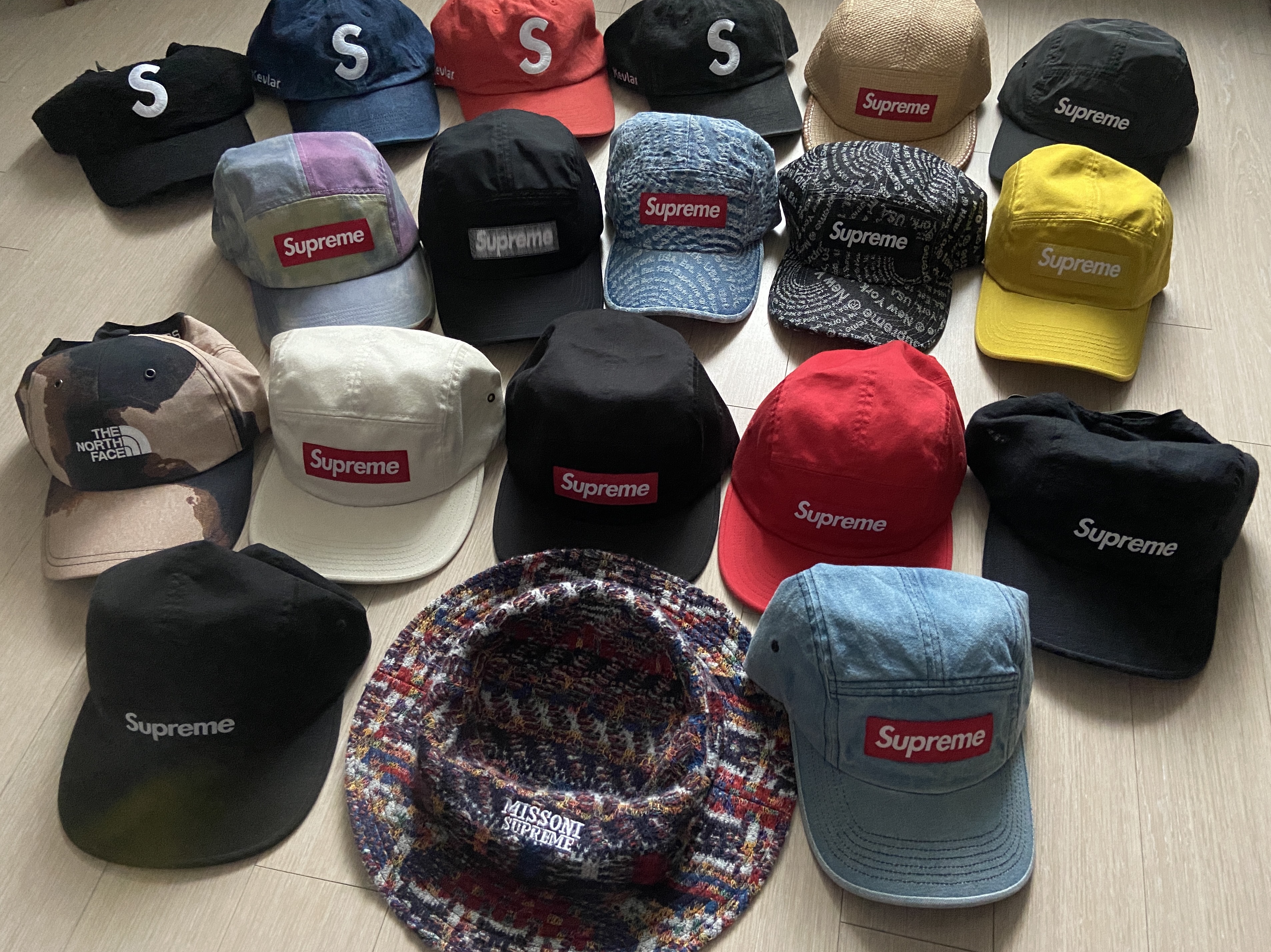 Supreme Circles Jacquard Denim Camp Cap Blue - 21FW, Supreme Circles Jacquard Denim Camp Cap Black - 21FW 착용 스타일 - 1