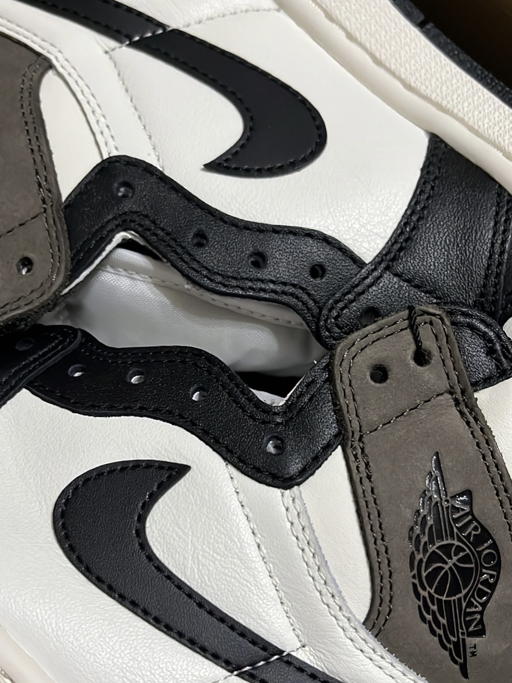 Jordan 1 Retro High OG Black Mocha 착용 스타일