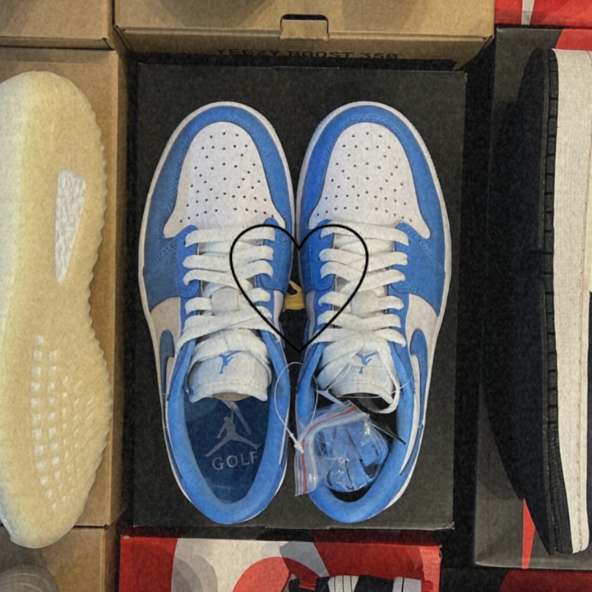 Jordan 1 Low Golf White and University Blue 착용 스타일