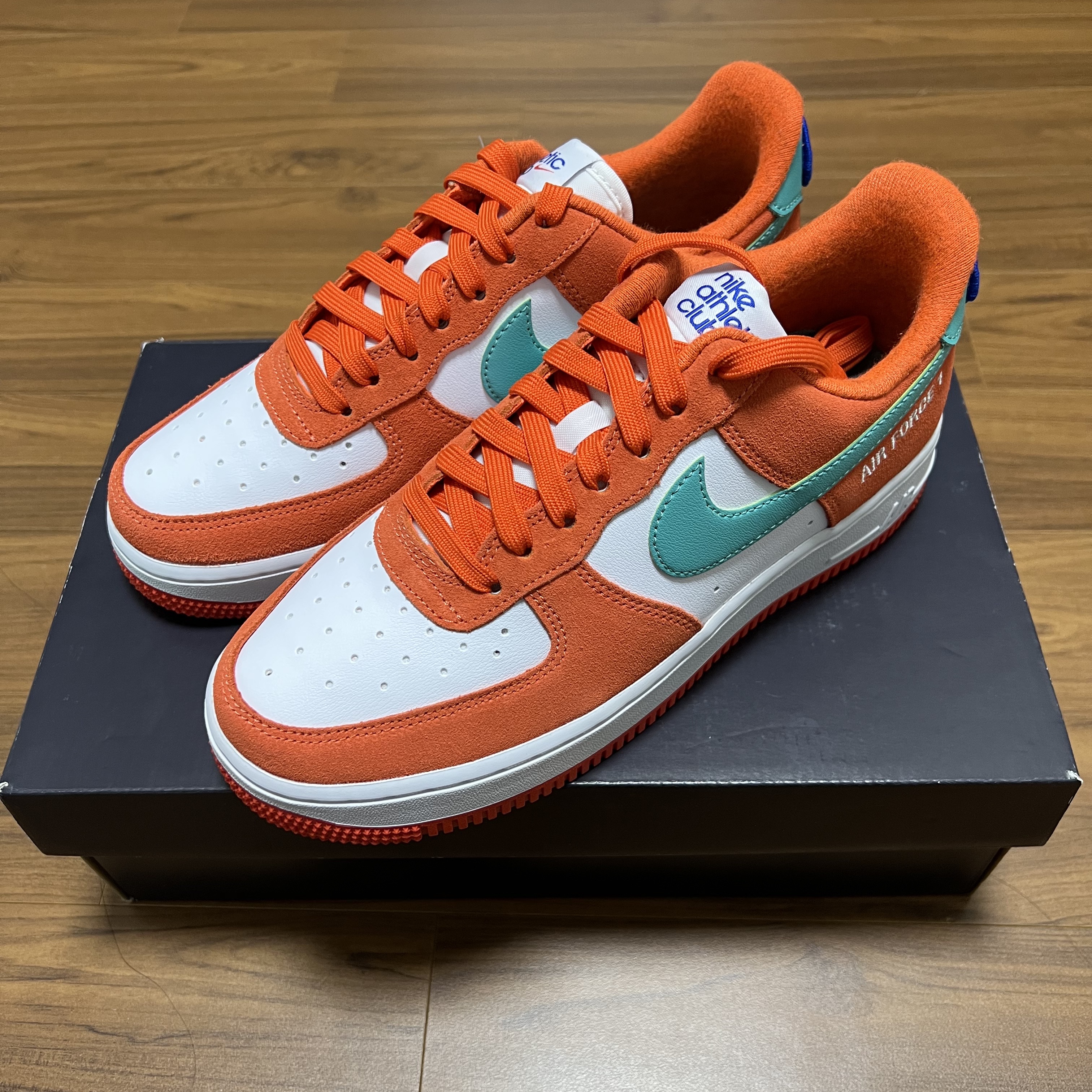 Nike Air Force 1 '07 LV8 Athletic Club Rush Orange Washed Teal 착용 스타일 - 1