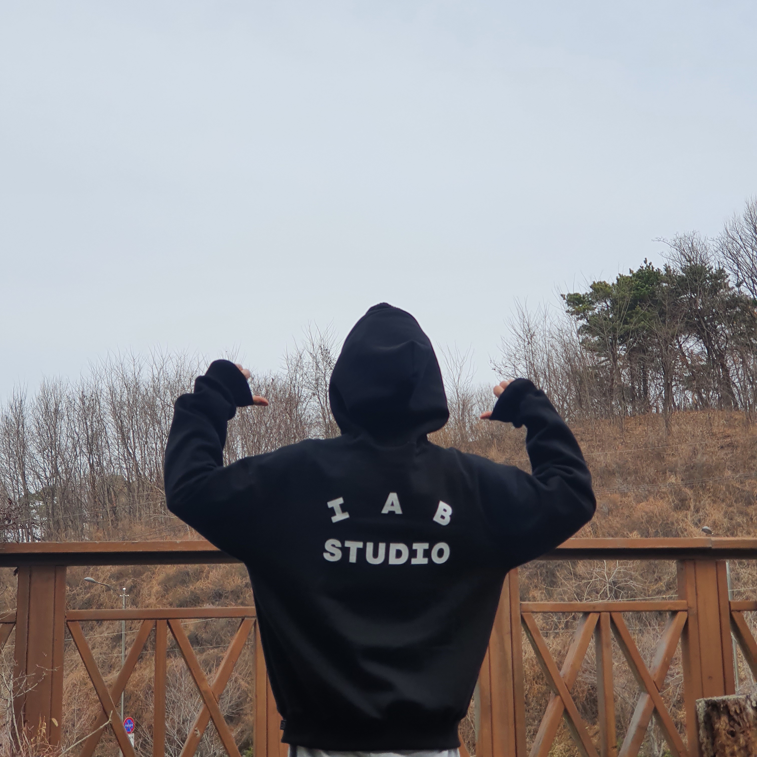 IAB Studio Hoodie Black White, (W) Jordan 1 Low Light Madder Root 착용 스타일 - 2